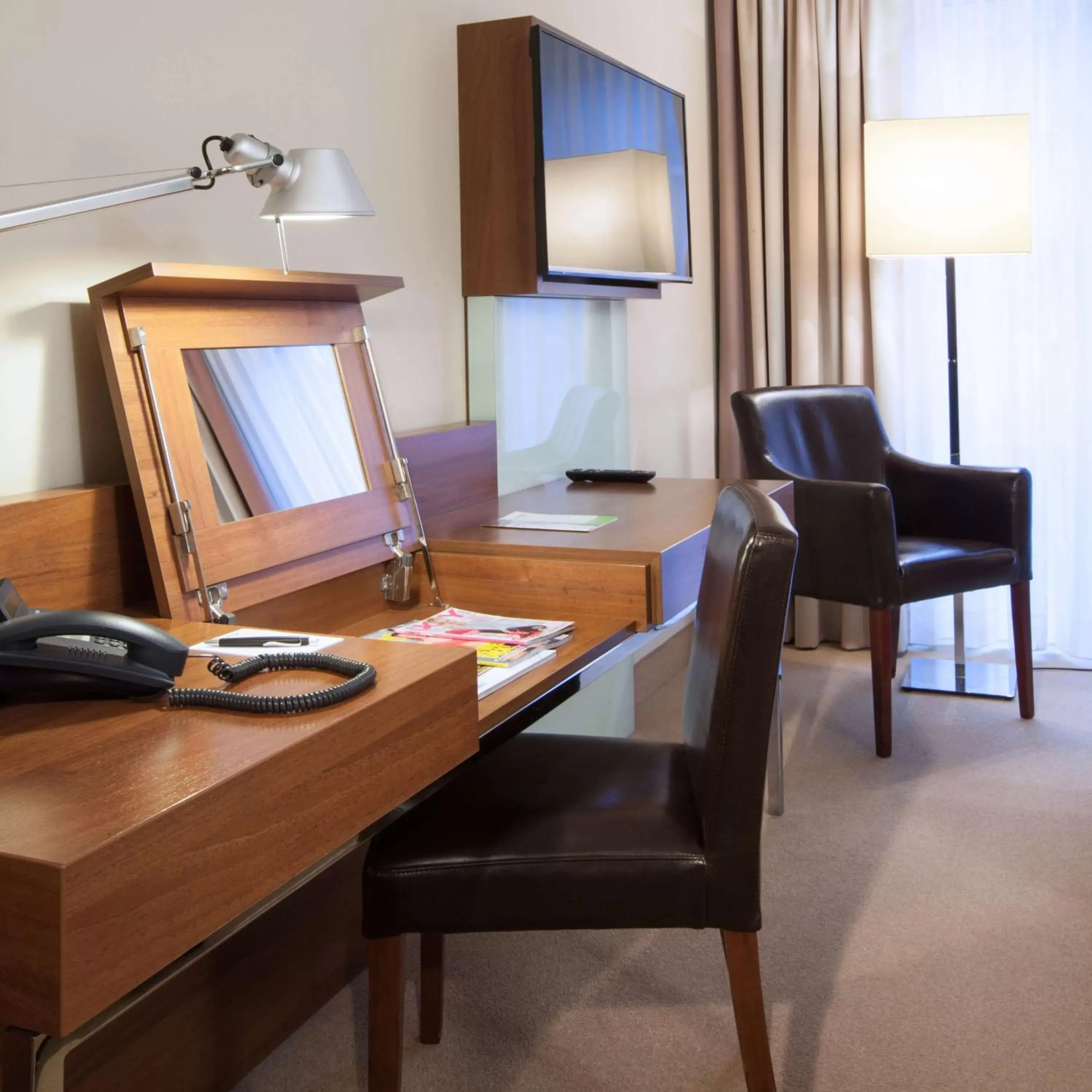 Deluxe King Room in Lindner Hotel Hamburg am Michel, part of JdV by Hyatt Deluxe King Room in Lindner Hotel Hamburg am Michel, part of JdV by Hyatt