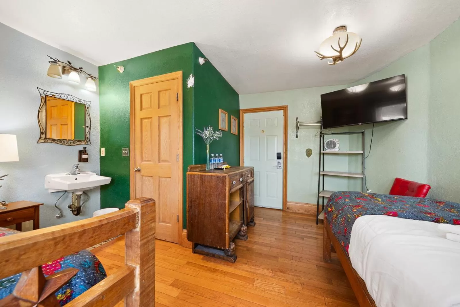 Bedroom, Bed in Qupqugiaq Inn