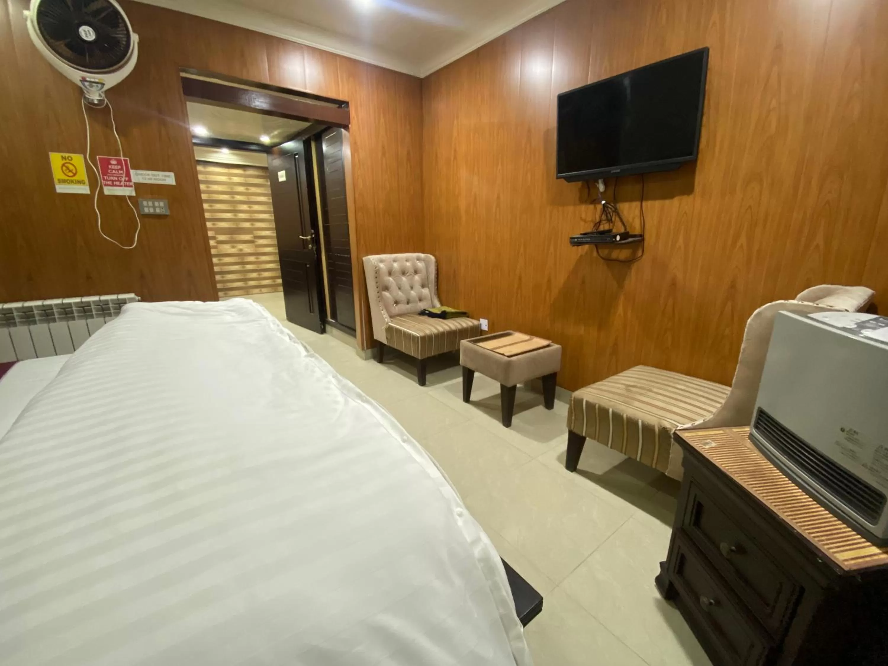 TV/Entertainment Center in Shagufta Royal Hotel Murree