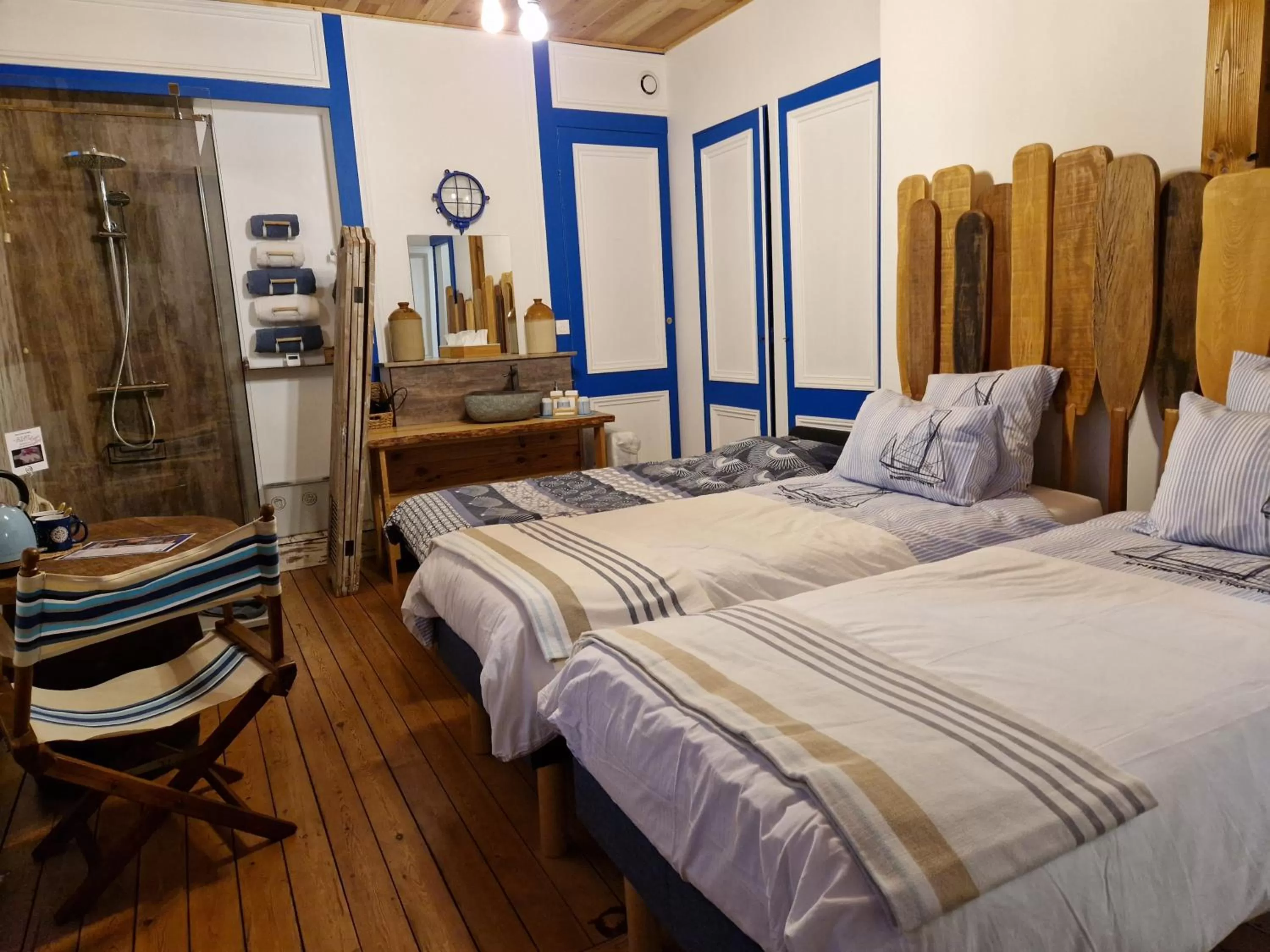 Shower, Bed in B & B Les Secrets des Loges