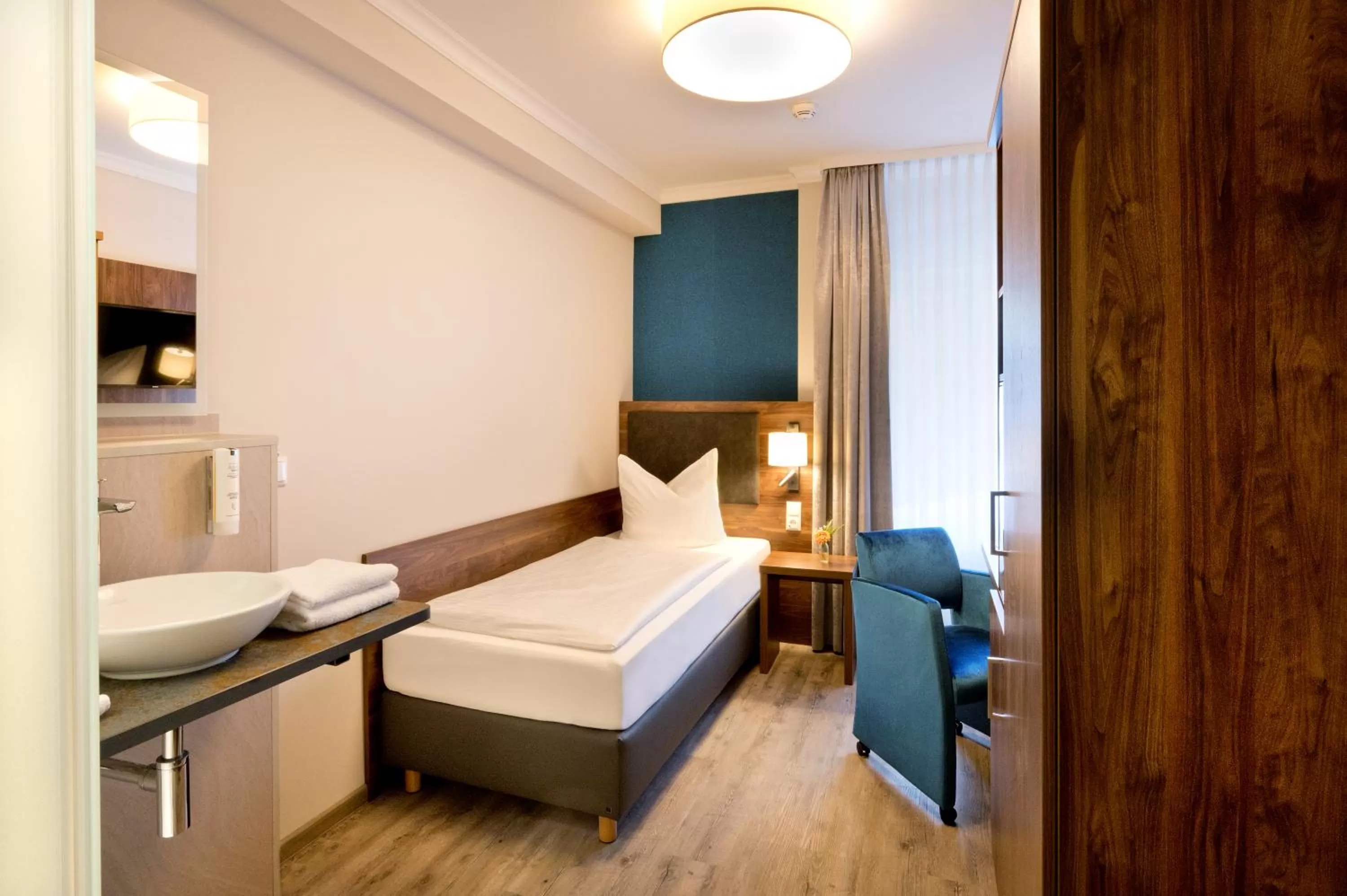 Photo of the whole room, Bed in Schwarzer Bär Jena