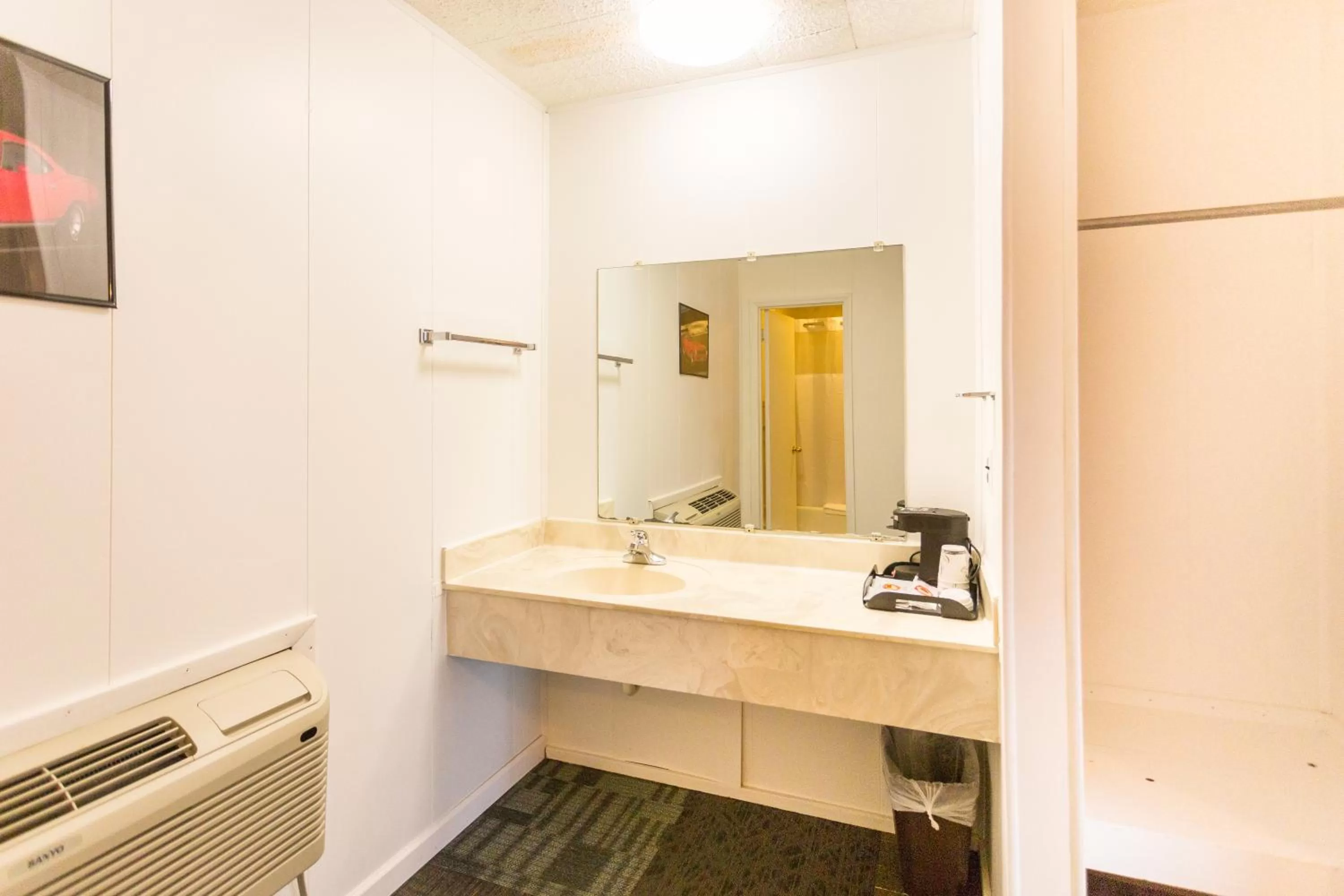 Bathroom in Sunset Motel