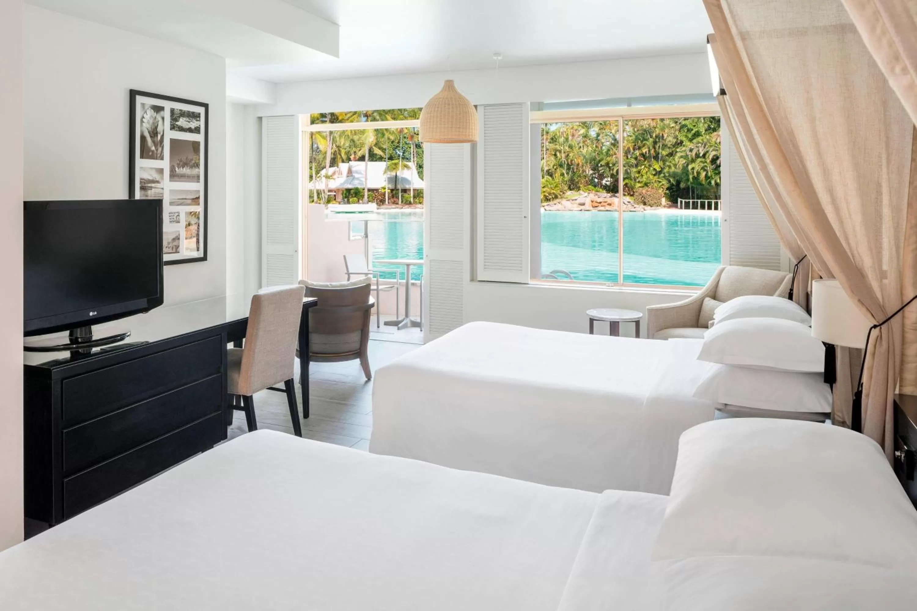 Swimming pool, Bed in Sheraton Grand Mirage Resort, Port Douglas