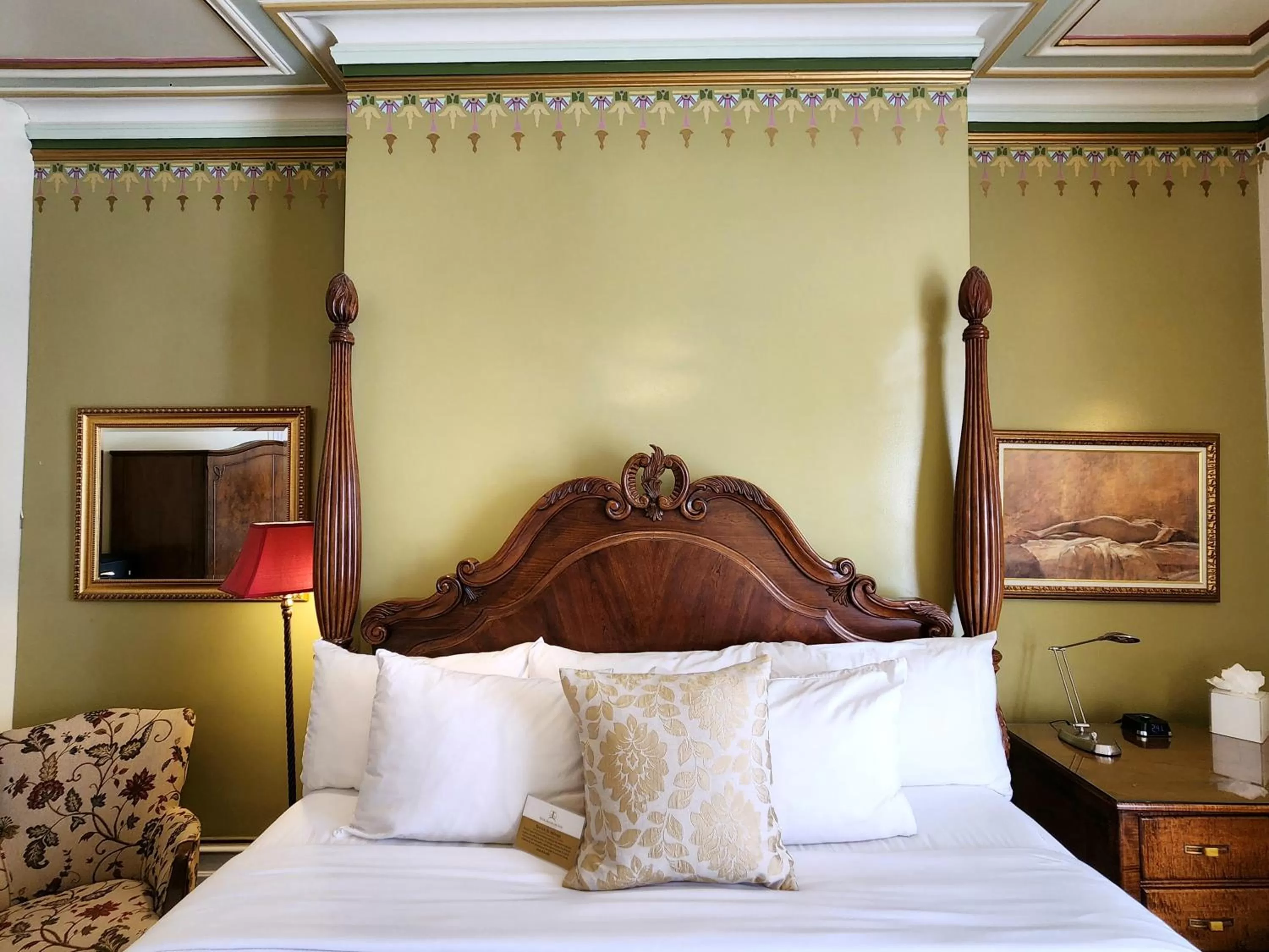 Bed in Hotel Manoir D'Auteuil - Par Aneyro