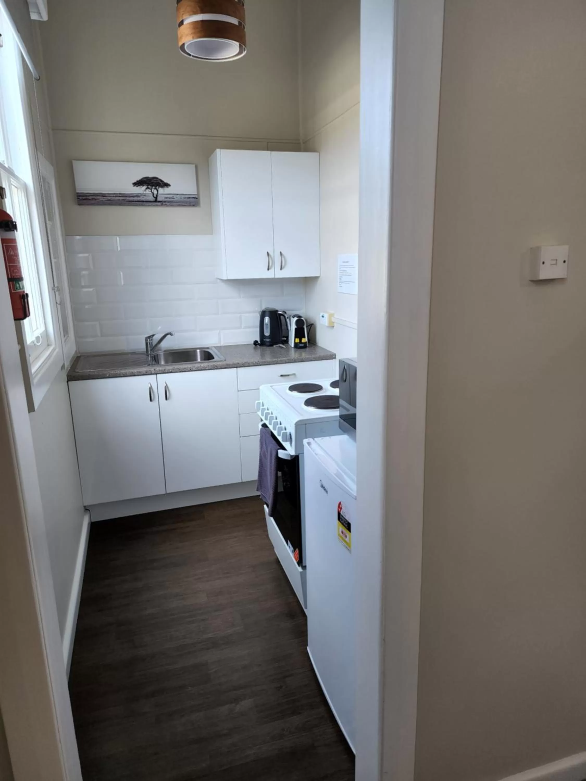 Kitchen/Kitchenette in Gardner Court Motel