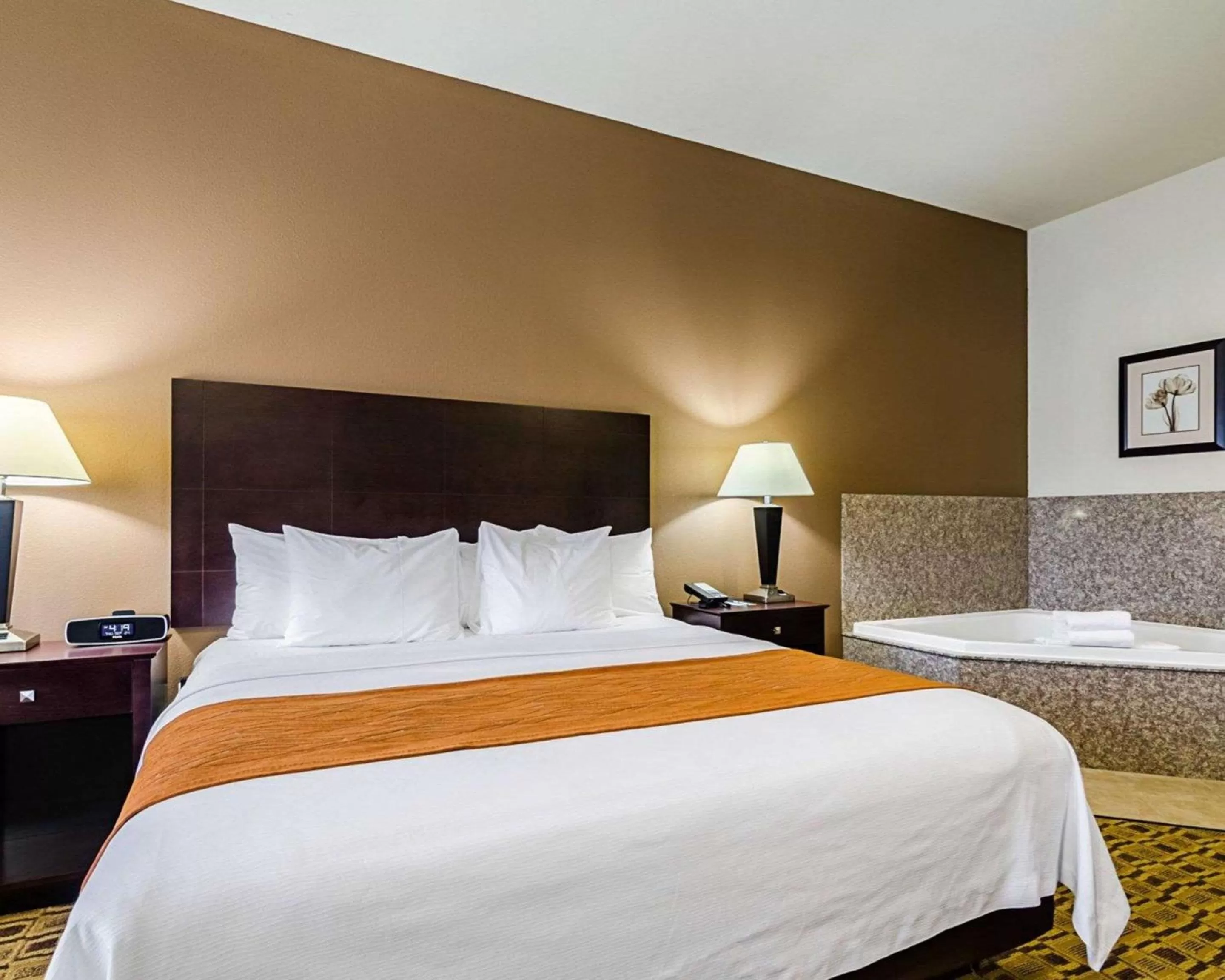 Photo of the whole room, Bed in Comfort Inn & Suites Lawrence - University Area