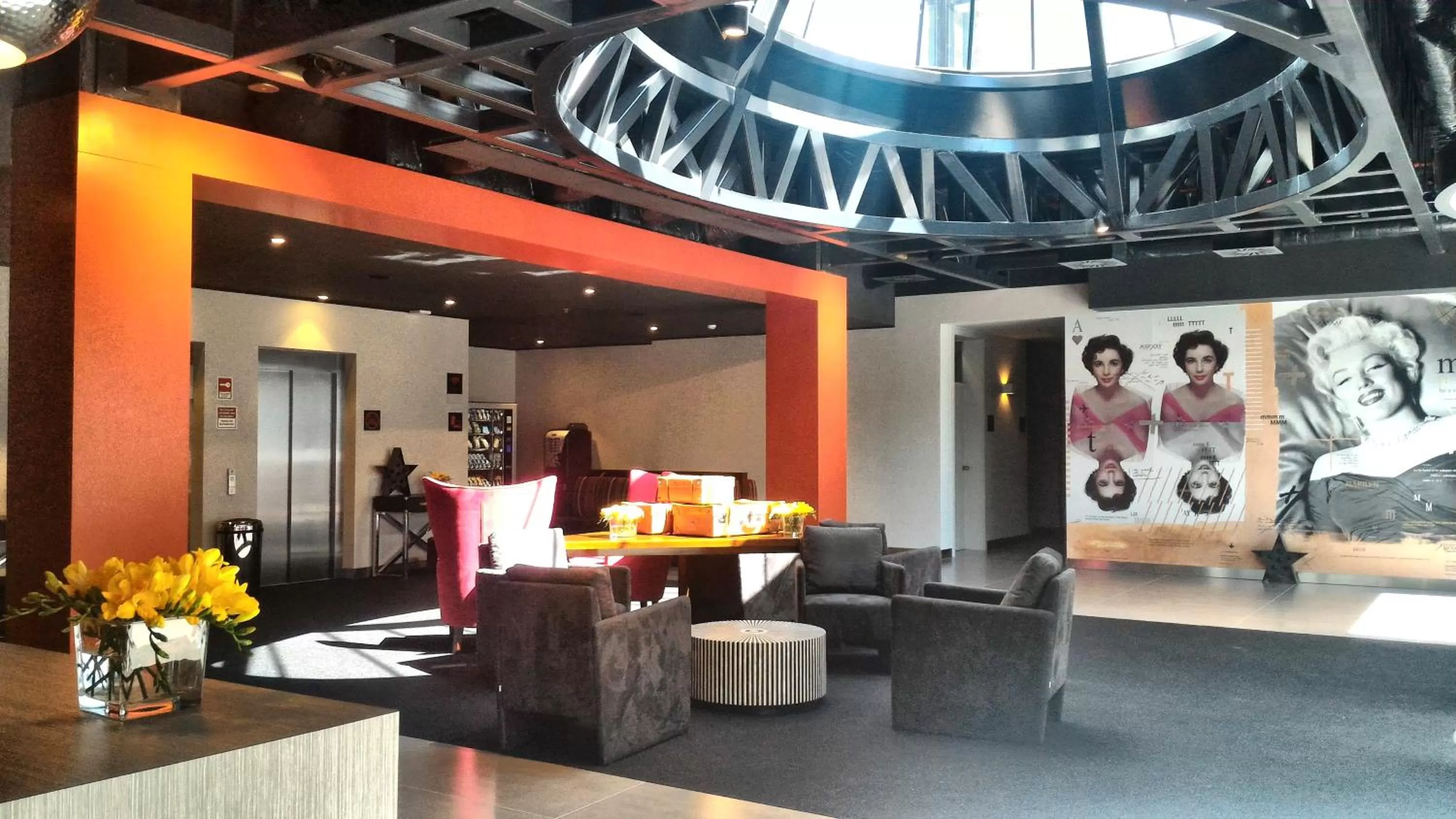 Lobby or reception in Star inn Lisbon Airport