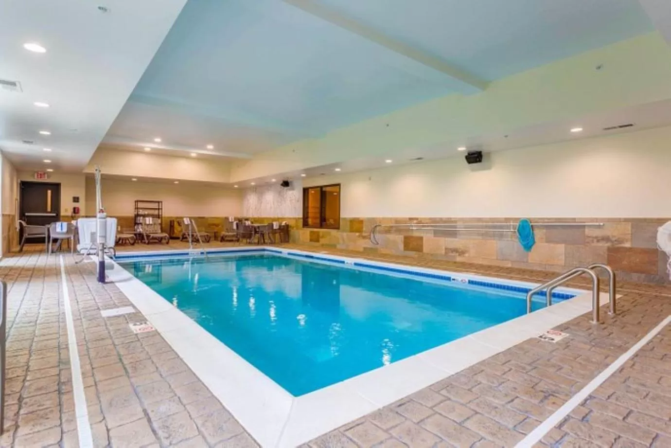 Swimming pool in MainStay Suites Bowling Green North