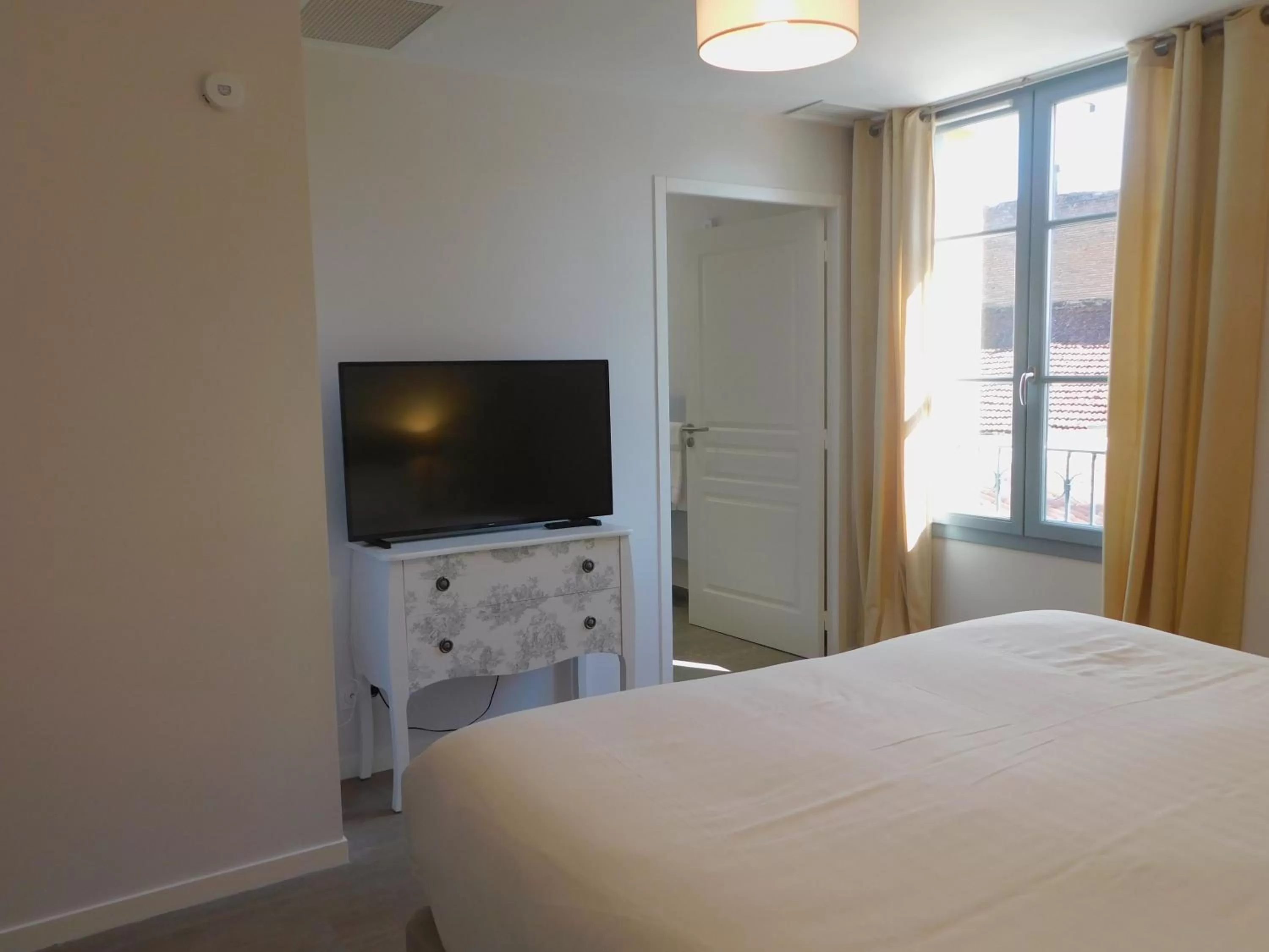 TV and multimedia, Bed in Hôtel-Restaurant des Augustins