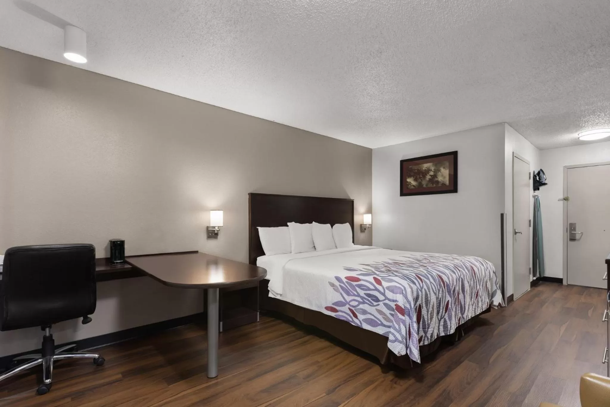 Bedroom, Bed in Red Roof Inn & Suites Savannah Airport