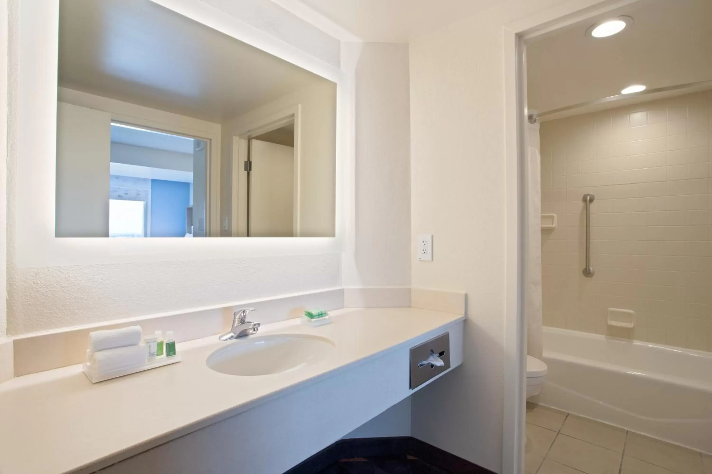 Two-Bedroom Suite with King and Two Double Beds in Holiday Inn & Suites Across From Universal Orlando, an IHG Hotel Two-Bedroom Suite with King and Two Double Beds in Holiday Inn & Suites Across From Universal Orlando, an IHG Hotel
