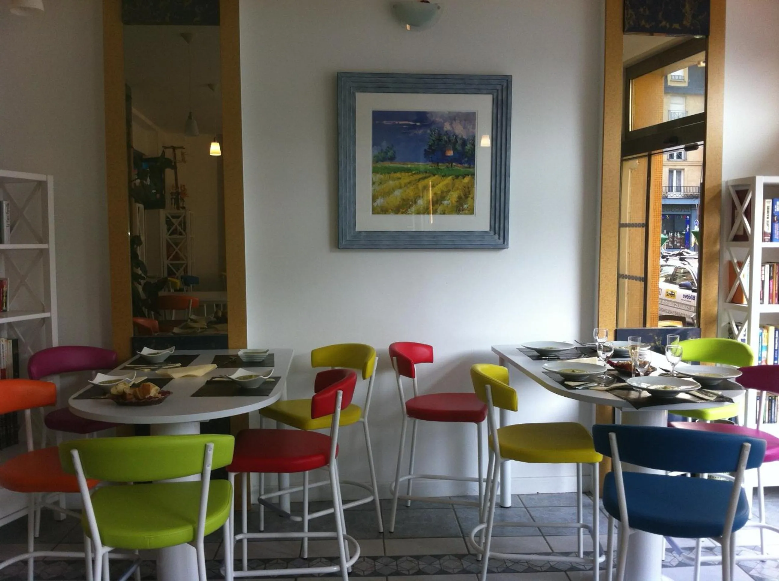 Restaurant/places to eat in Hotel Couleurs Sud Centre-ville Gare Charleville-Mézières