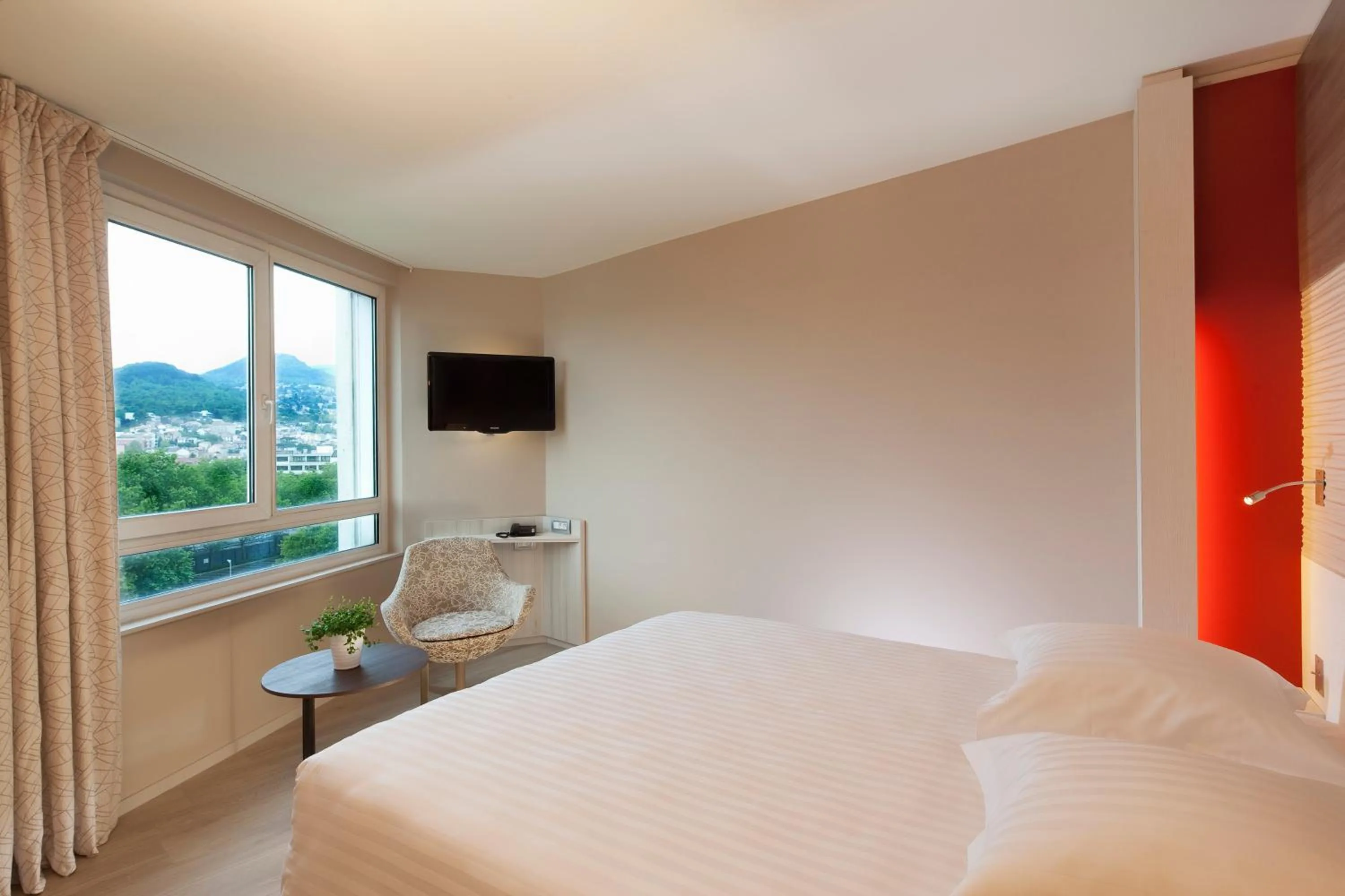 Photo of the whole room, Bed in Oceania Clermont Ferrand