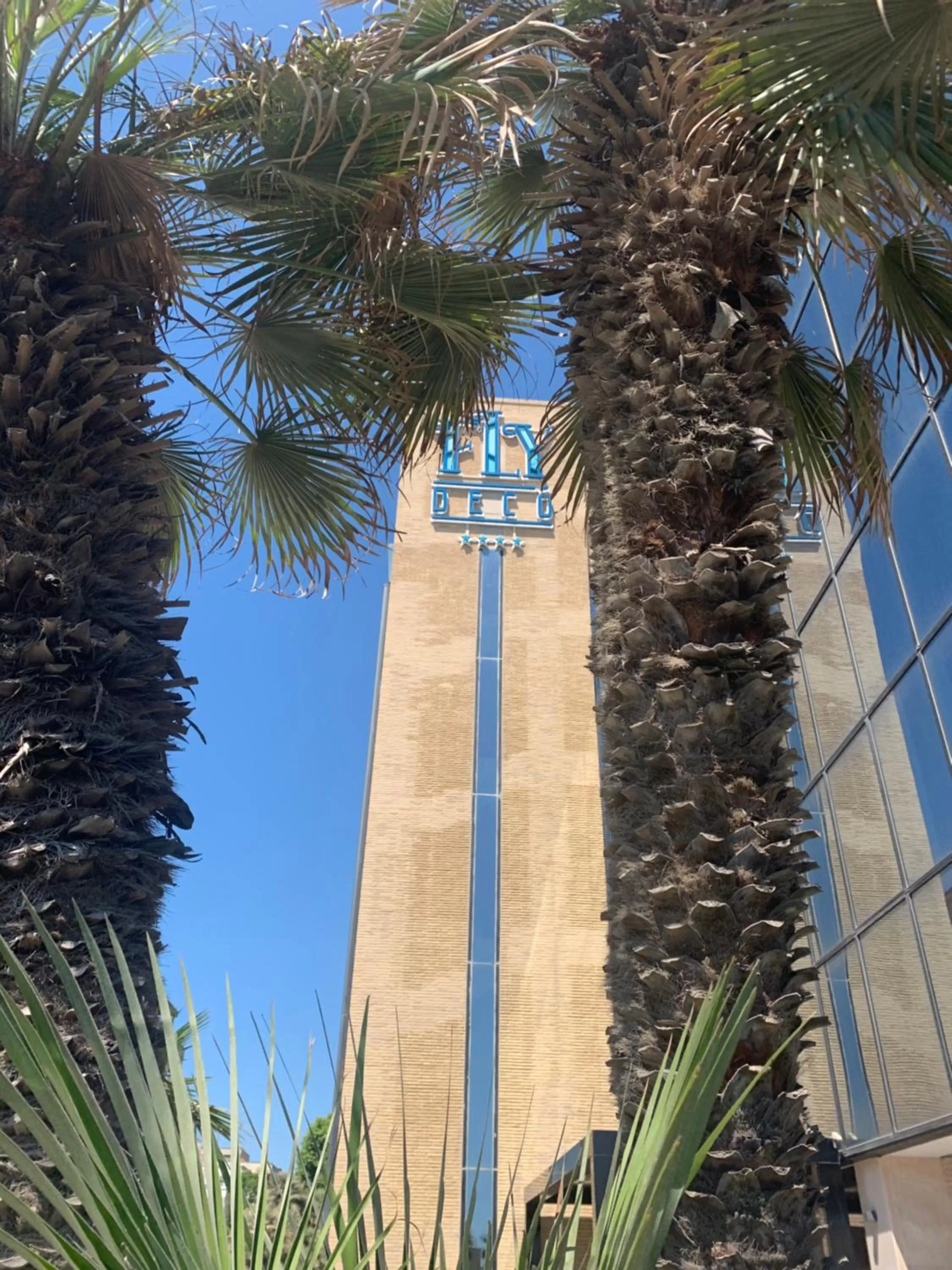 Facade/entrance in Fly Decó Hotel