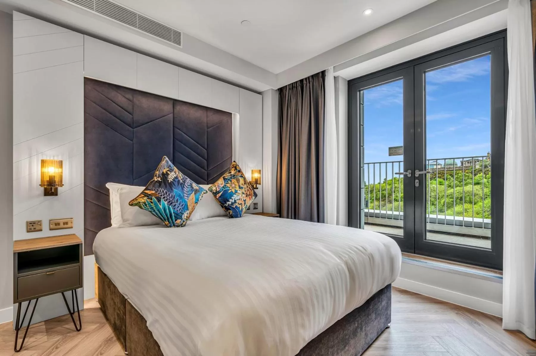 Bedroom, Bed in Roomzzz Edinburgh