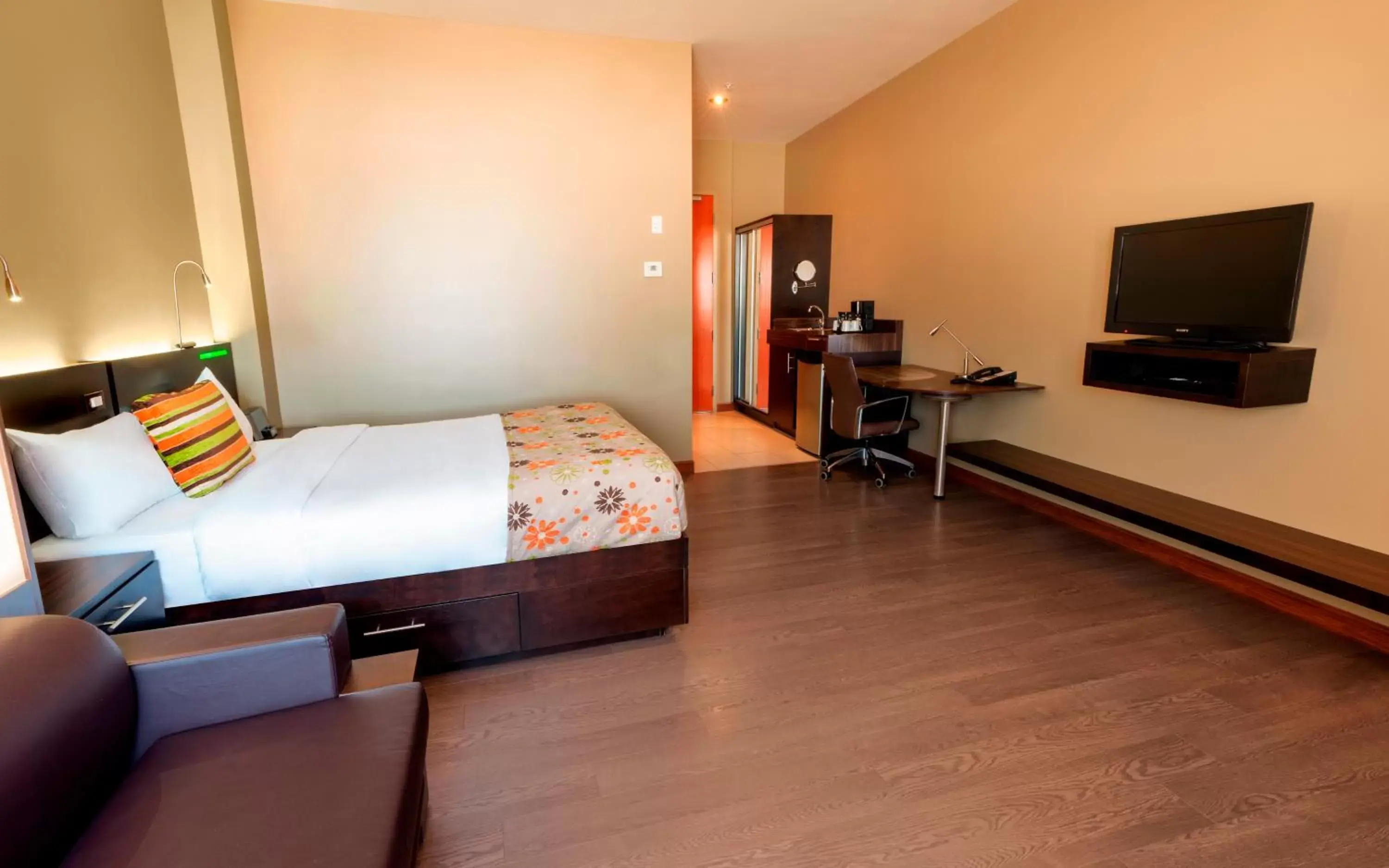 Quadruple Room with Bath in Hôtel Must Aéroport de Québec par JARO Quadruple Room with Bath in Hôtel Must Aéroport de Québec par JARO