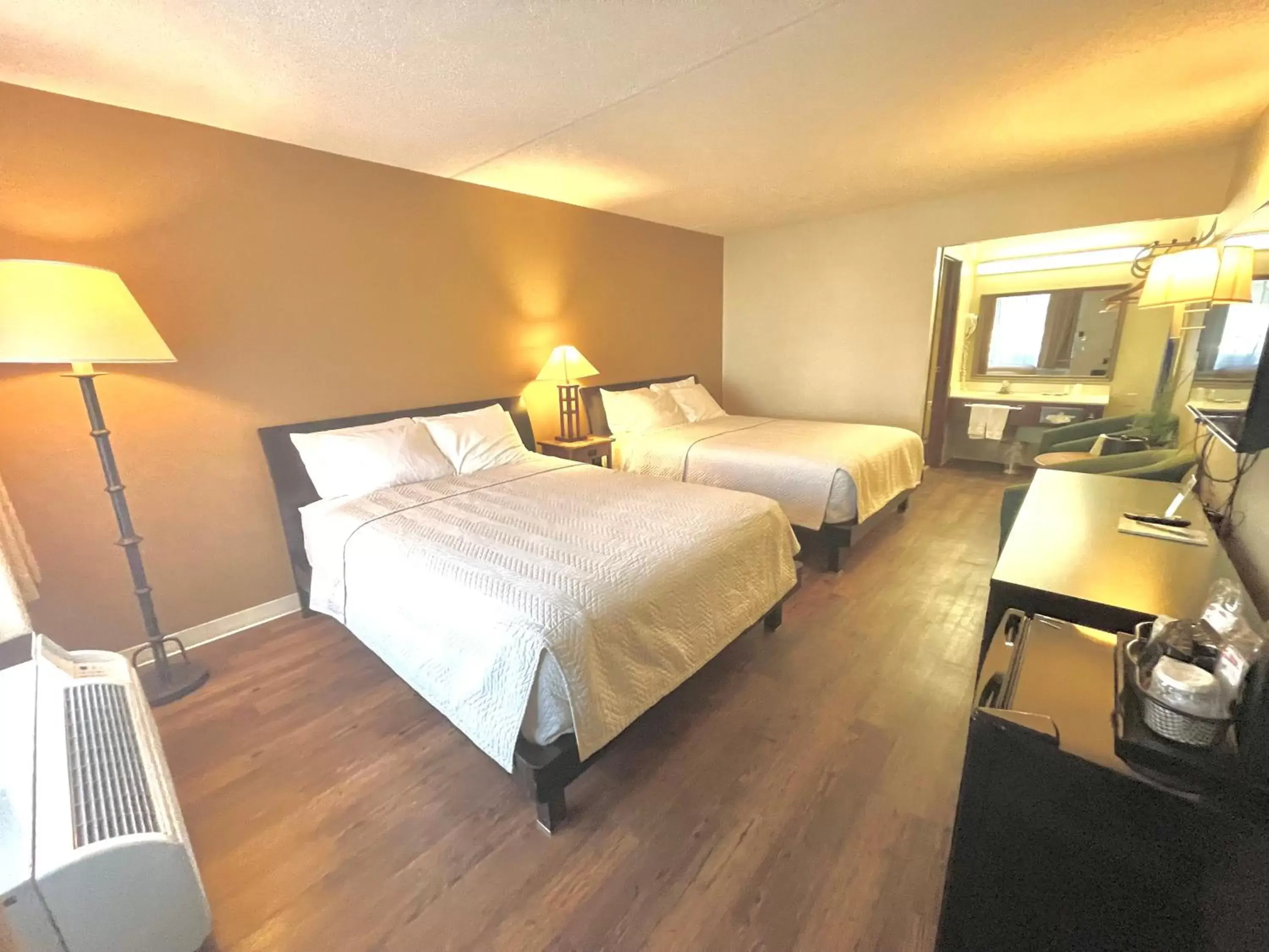 Deluxe Queen Room in Eureka Springs Heritage Motel Deluxe Queen Room in Eureka Springs Heritage Motel