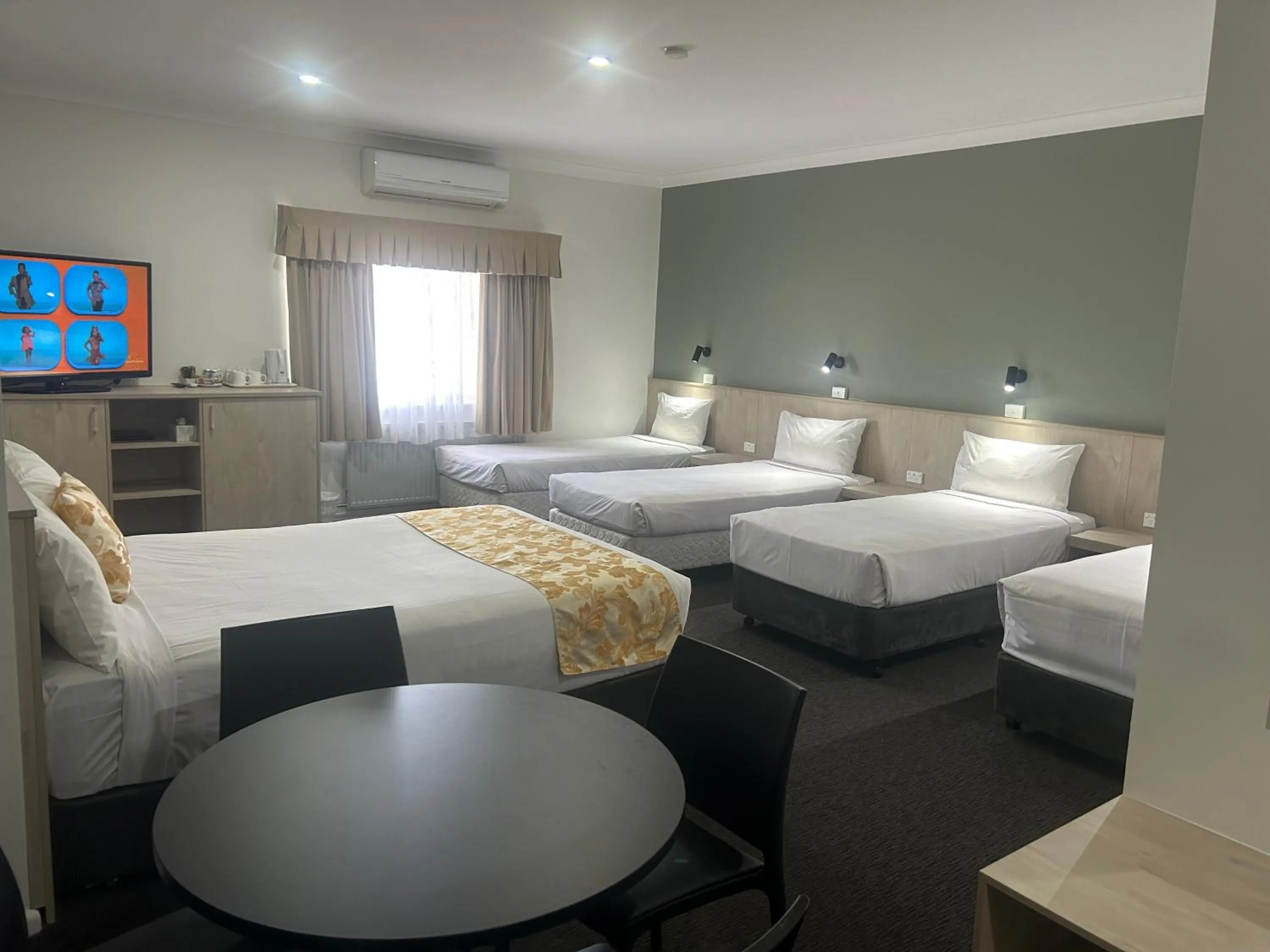 Bedroom, Bed in Country Lodge Motor Inn