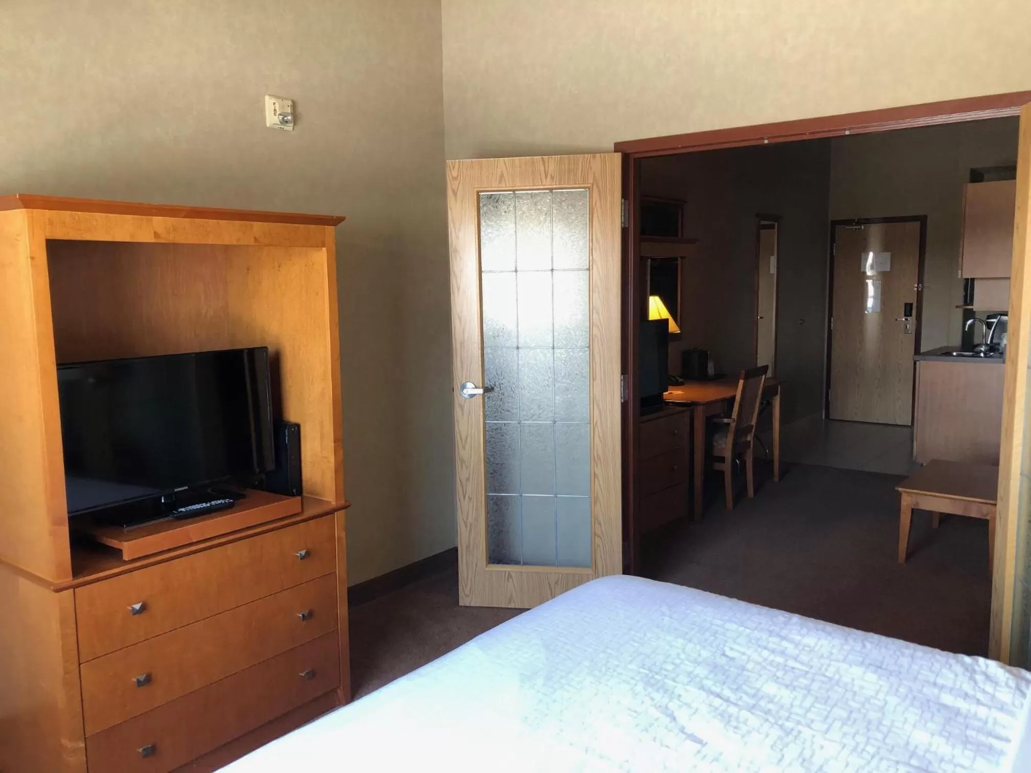 Bedroom, Bed in Ramada by Wyndham Ponoka