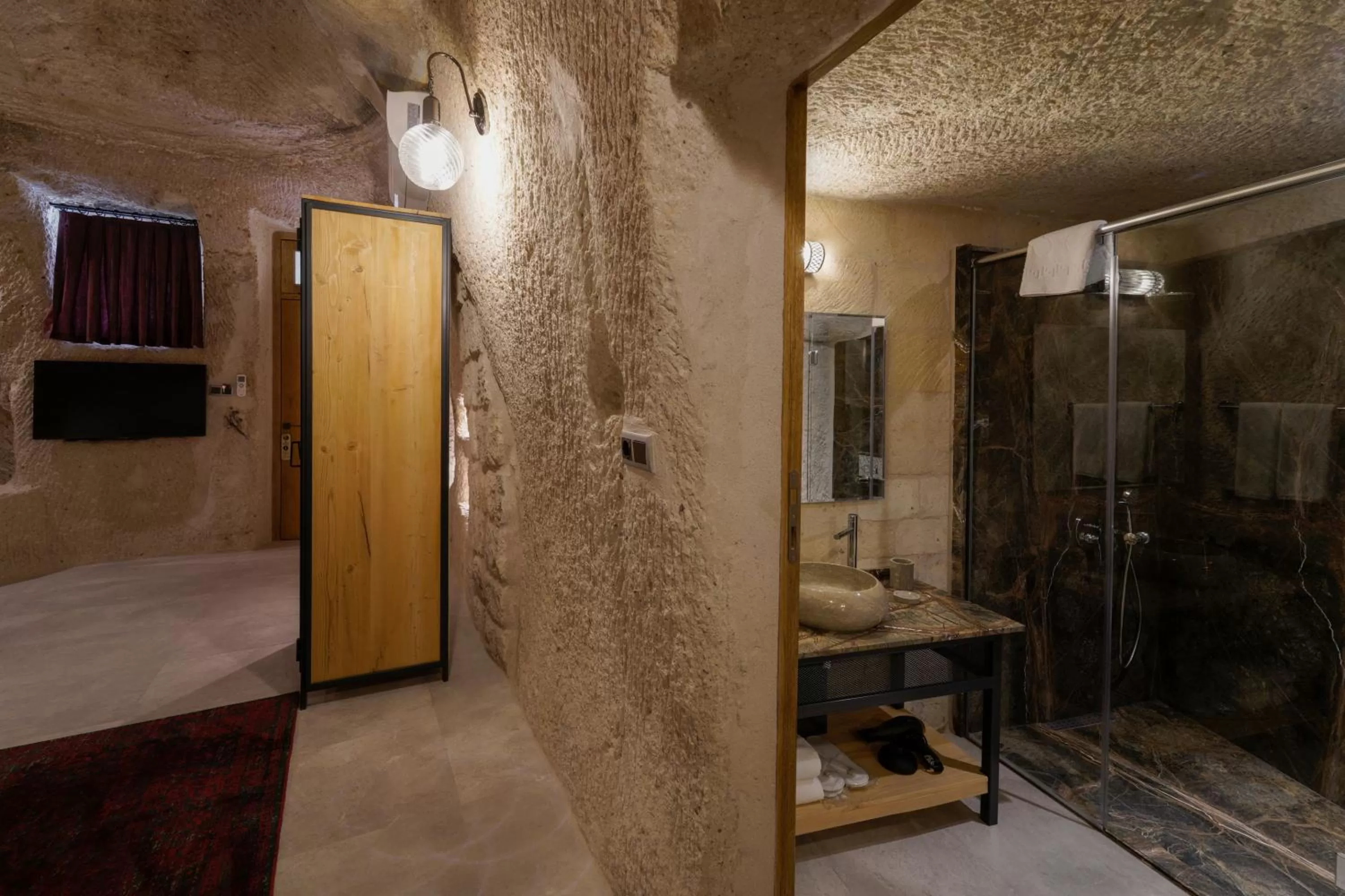 Shower in The Niche Cave Hotel