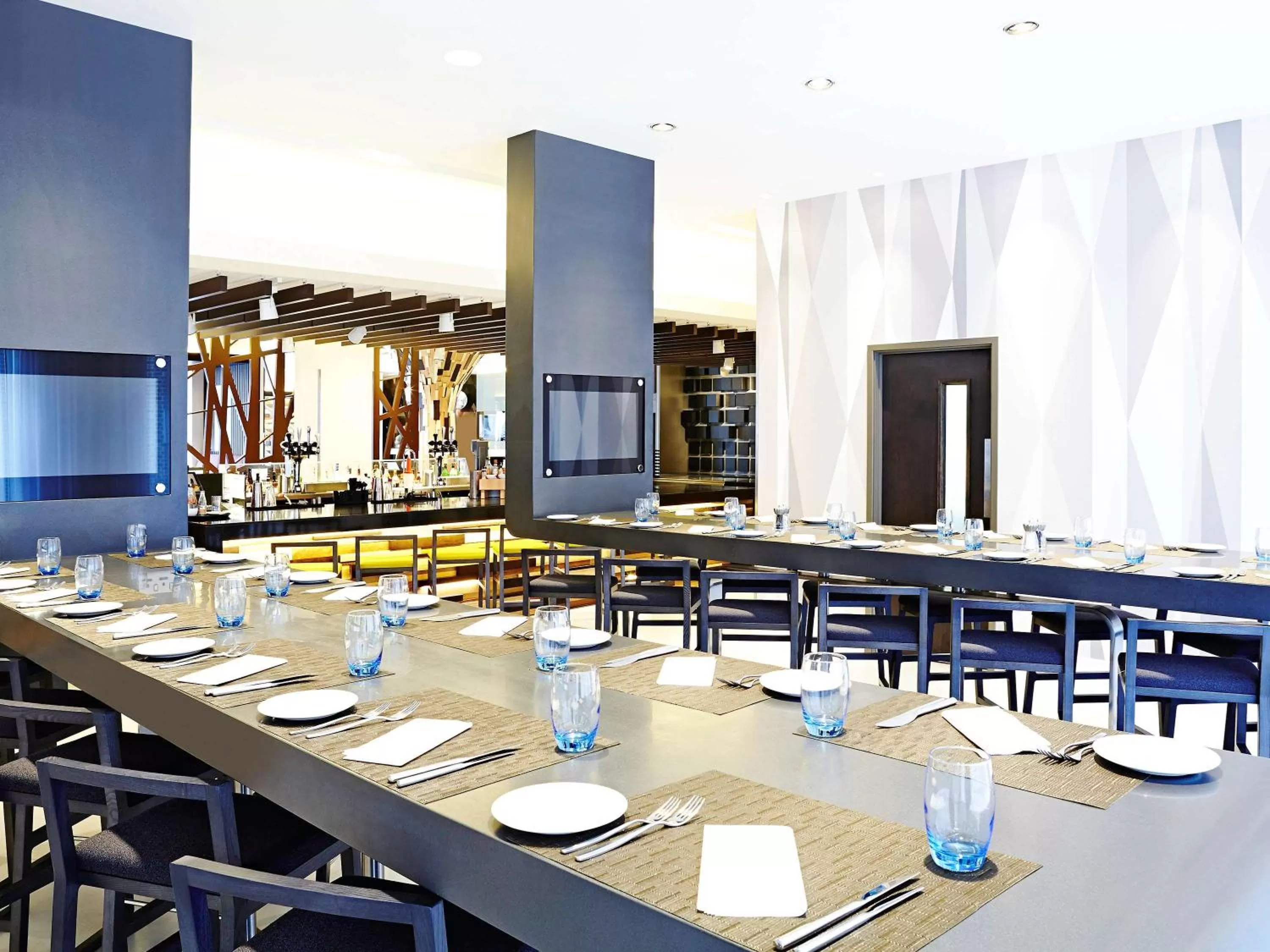 Restaurant/places to eat in Novotel London Brentford