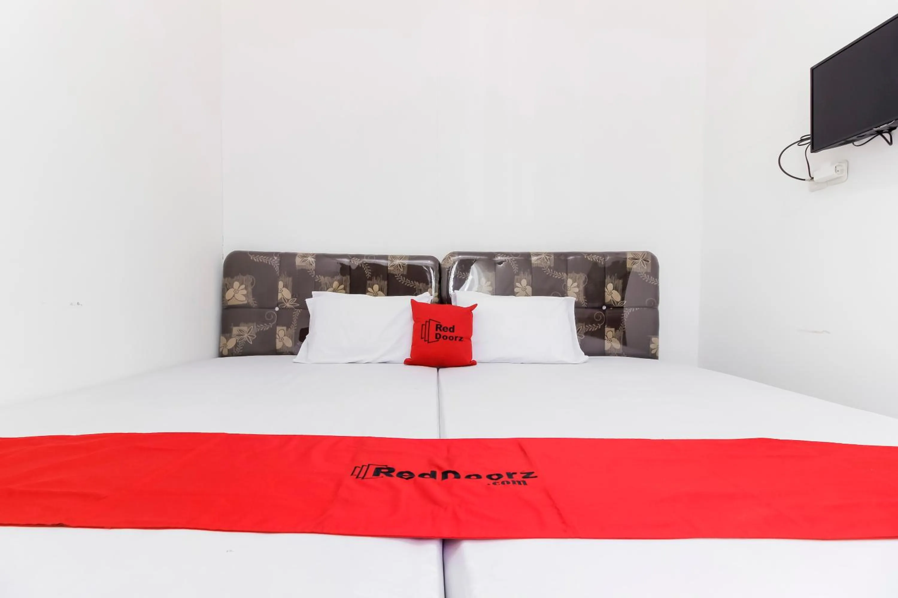 Bedroom, Bed in RedDoorz near Sam Ratulangi Airport Manado