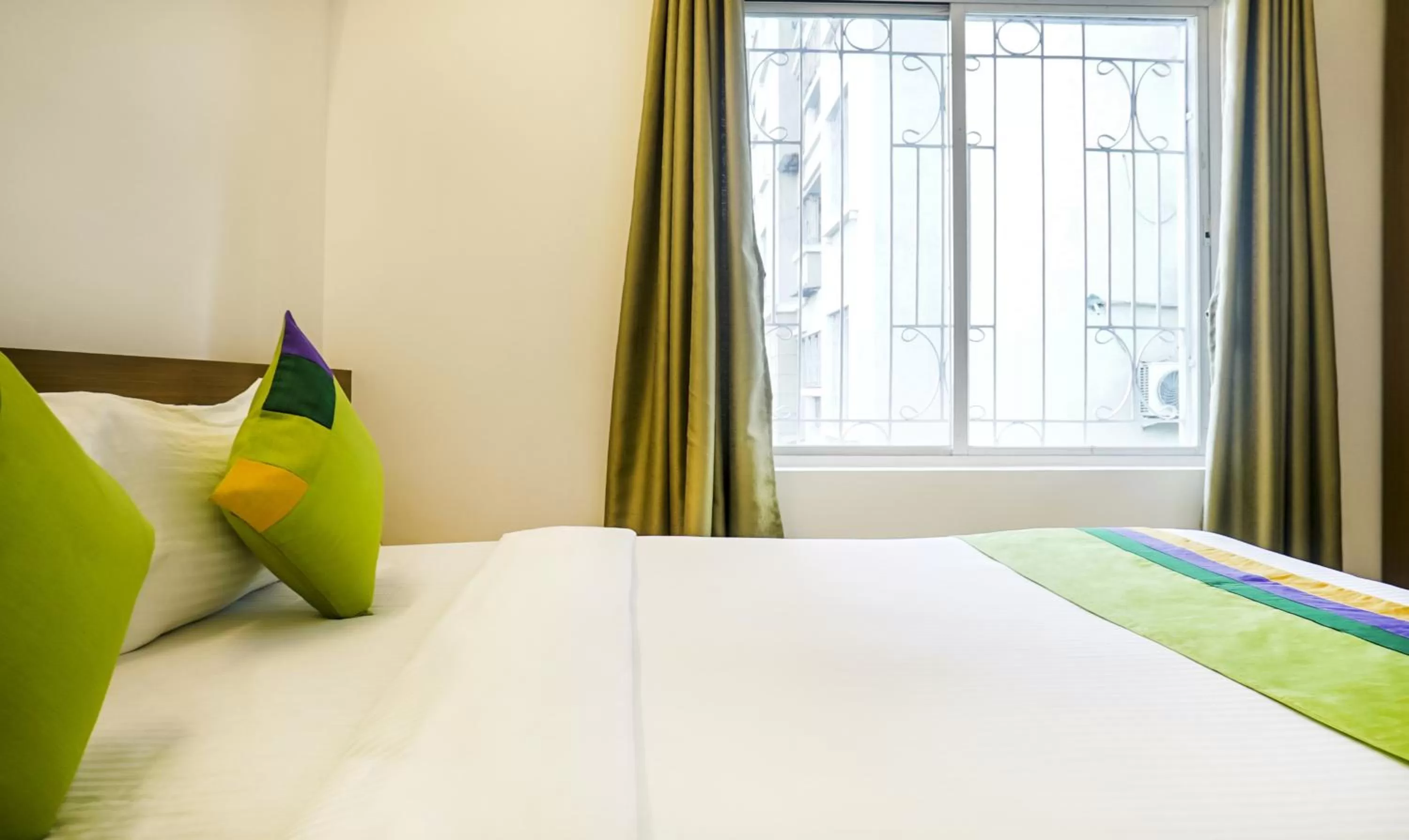 Bed in Treebo Luxe Suite, Shivaji Nagar