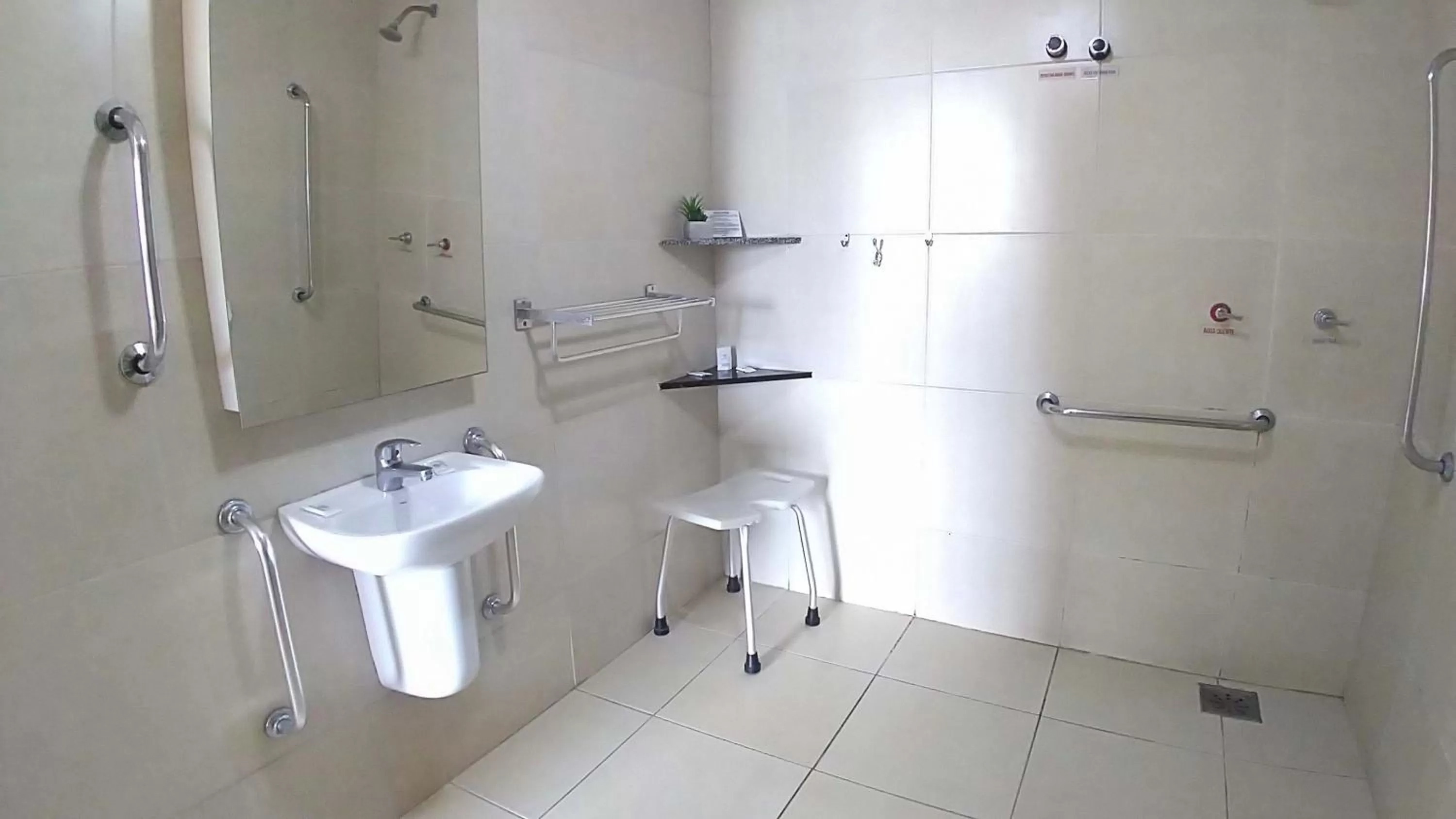 Bathroom in Hotel Diplomat by Bsb Inn