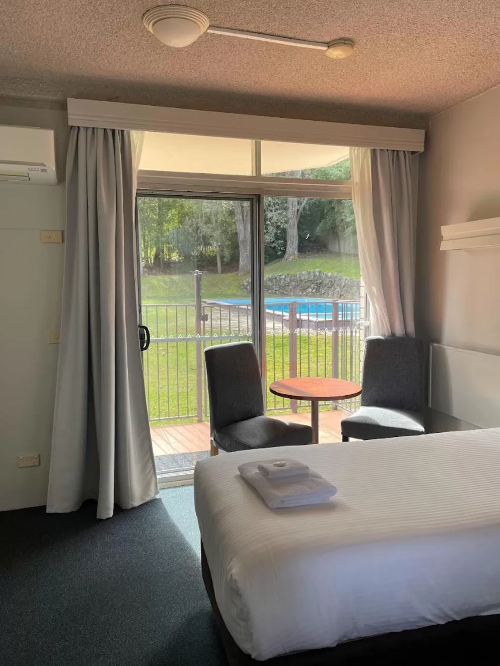 Seating area, Bed in Waterview Gosford Motor Inn