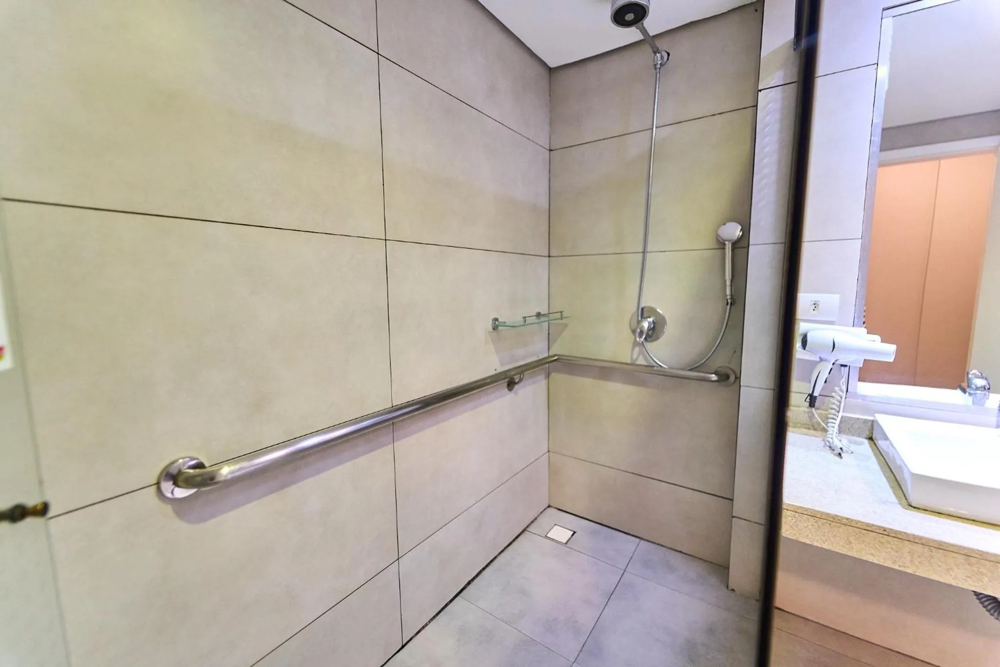 Bathroom in Foz Plaza Hotel