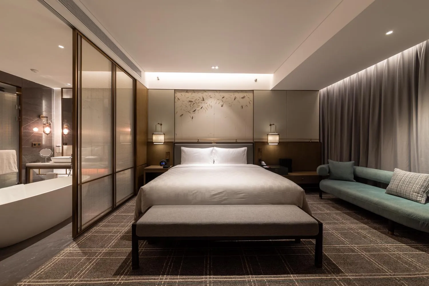 Photo of the whole room, Bed in HUALUXE Xi'an Chanba by IHG-西安浐灞华邑酒店-Near Xi'an International Convention Exhibition Center and Shopping mall and The Romantic show of Xi'an-Free Luggage Storage-English Service