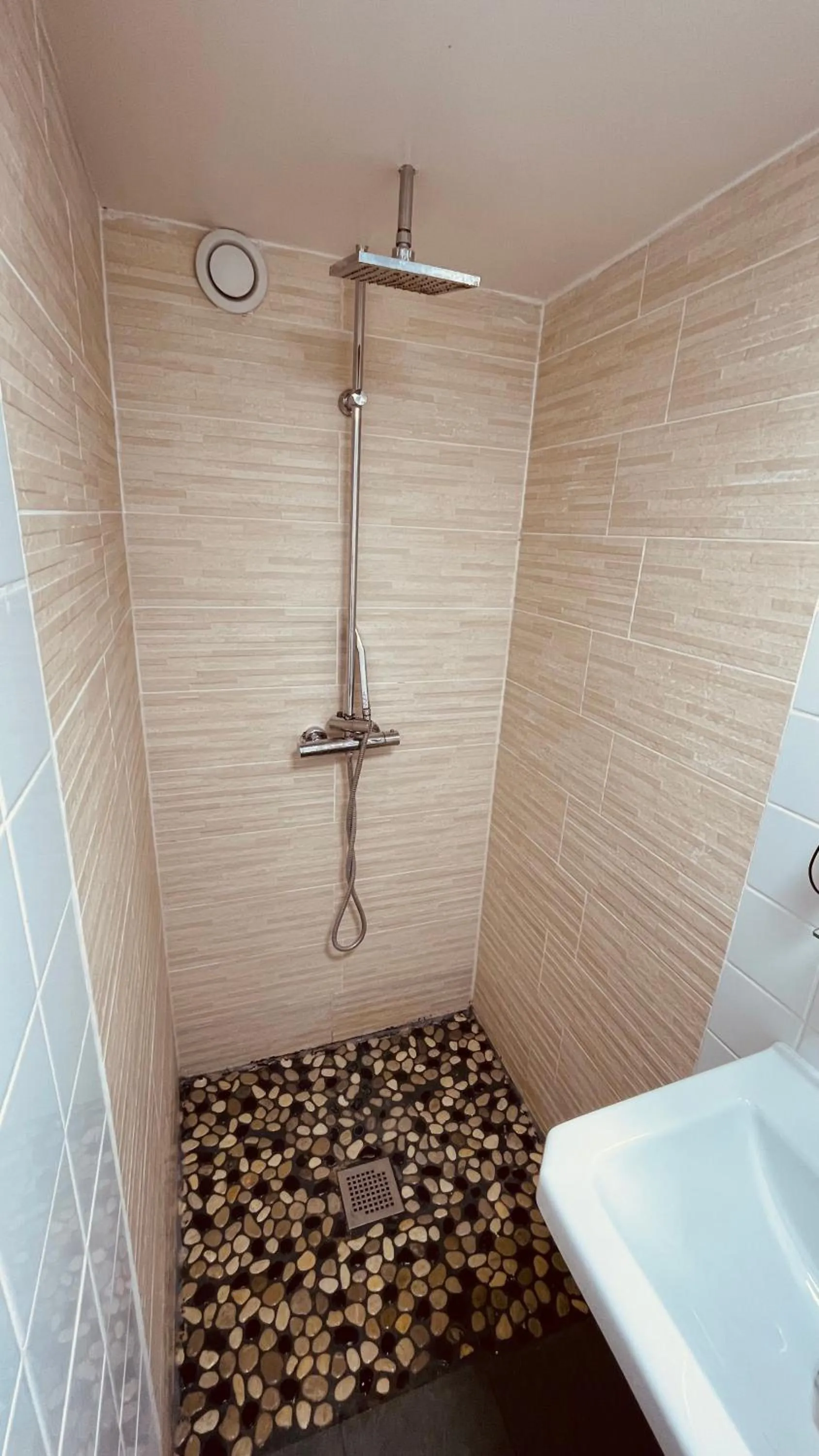 Shower, Bed in Jeff Hotel