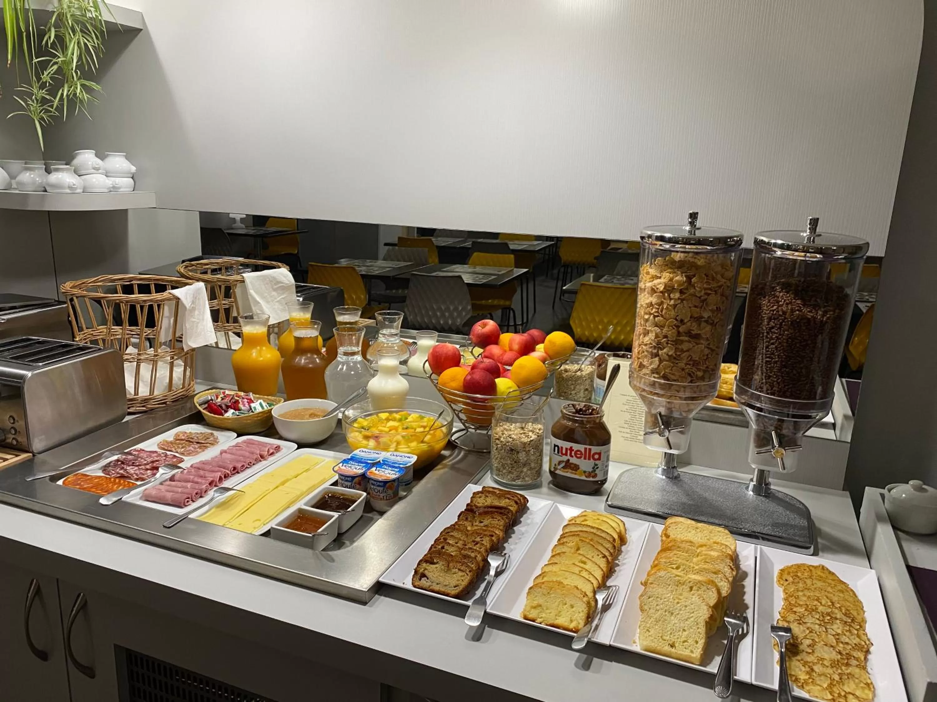 Breakfast in HÔTEL LE CHAPON FIN