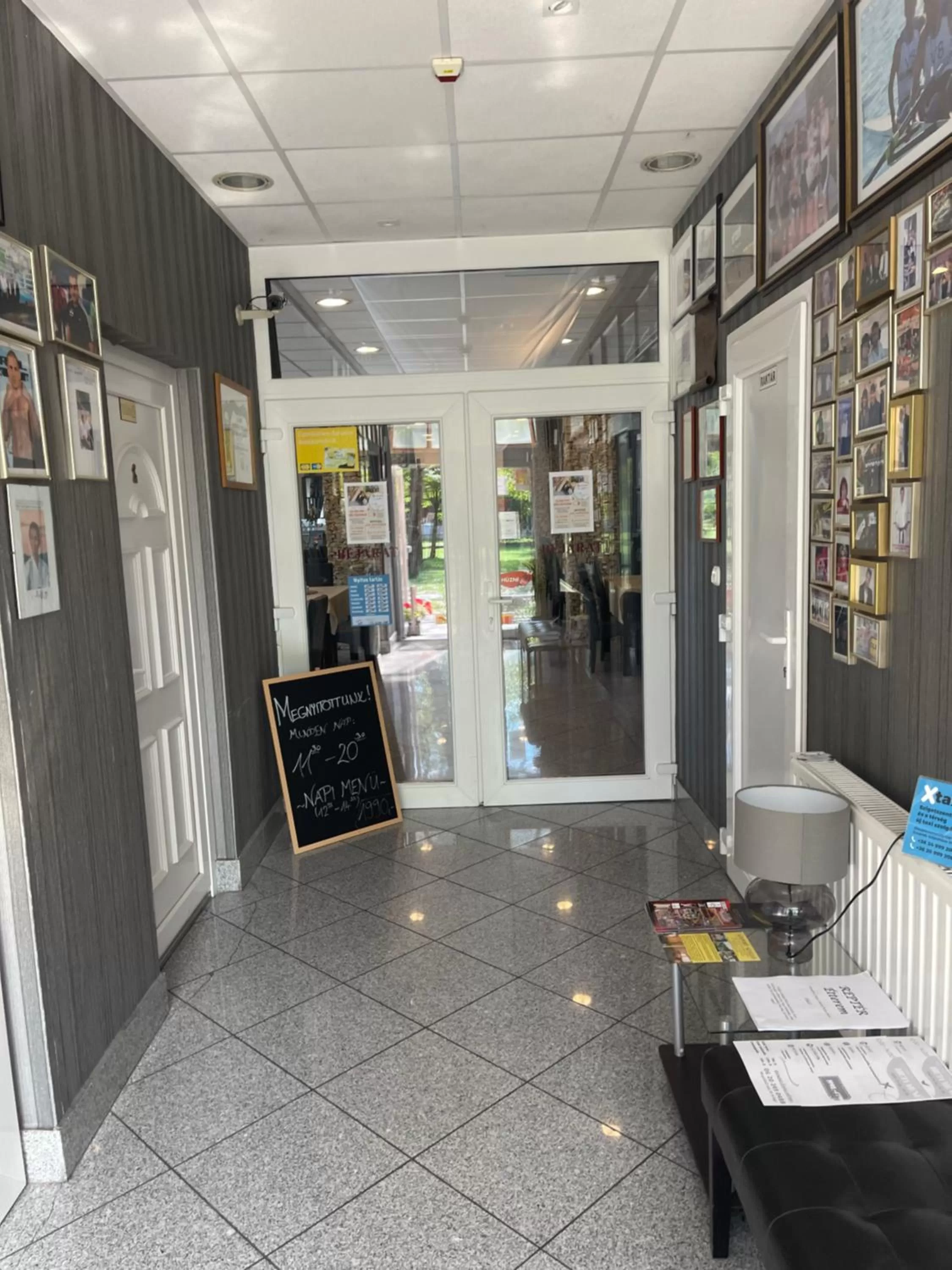 Restaurant/places to eat in Airport Szálló