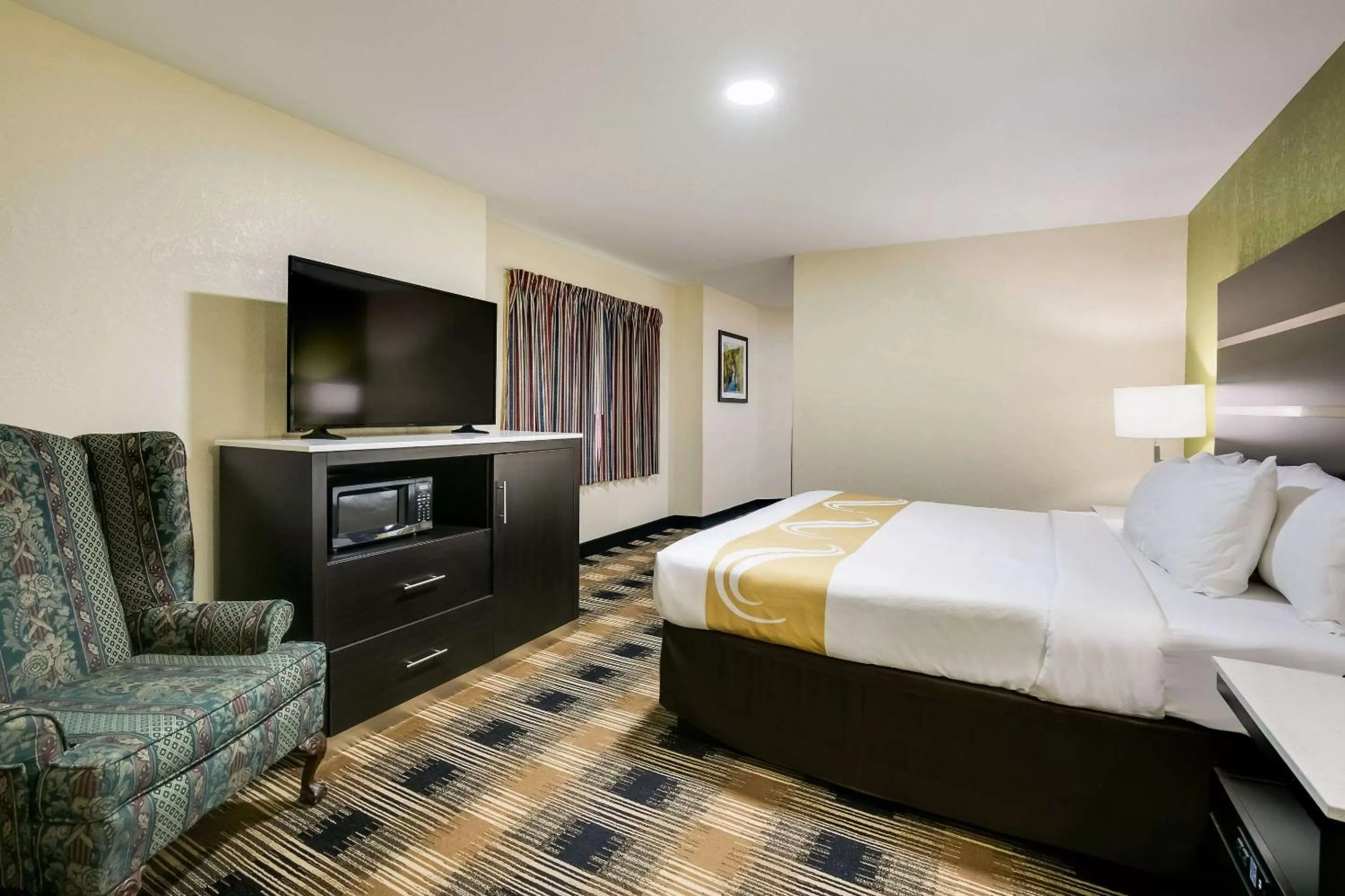 Photo of the whole room, Bed in Quality Inn & Suites Mt Chalet