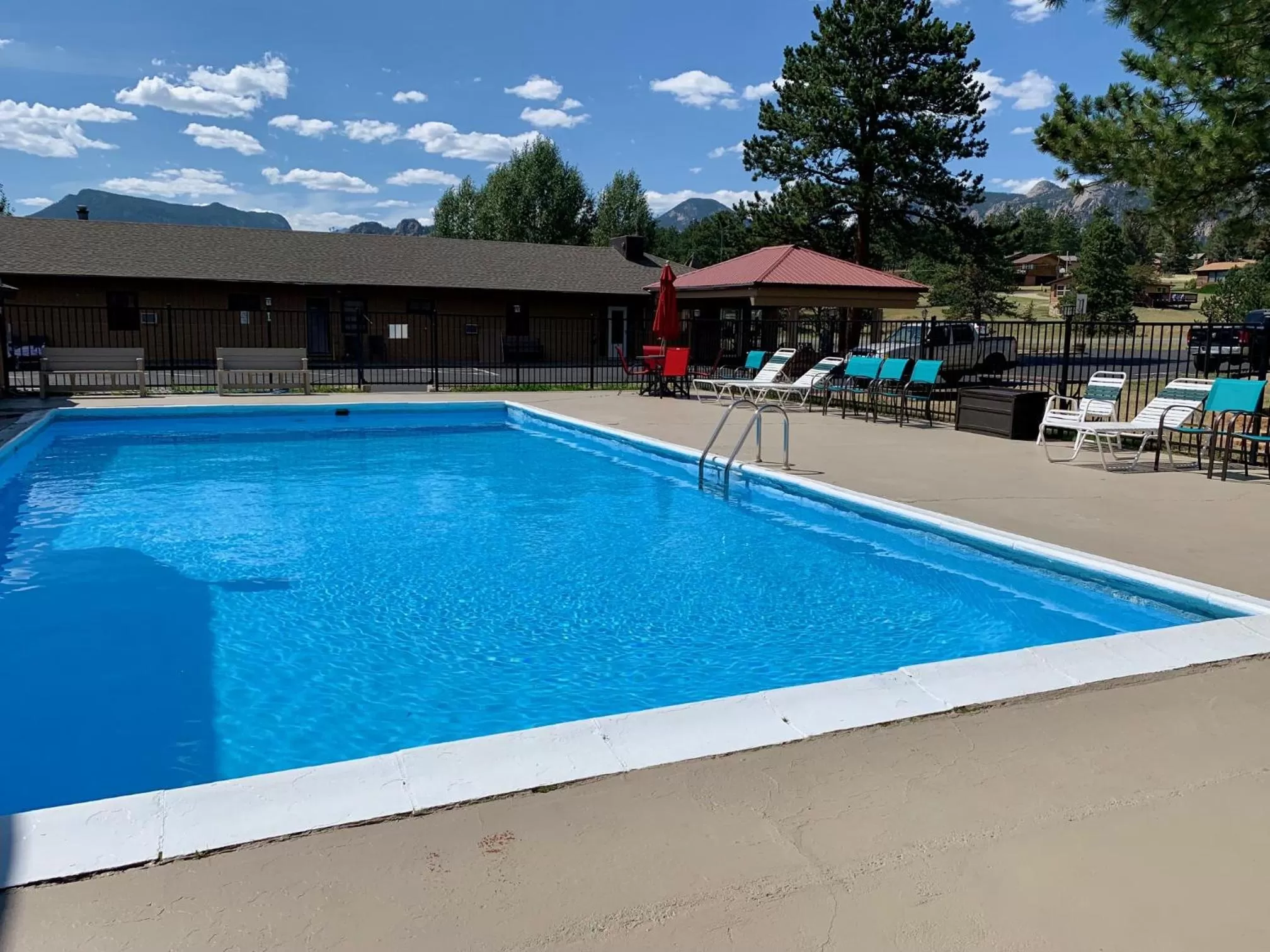 Swimming pool in Estes Mountain Inn