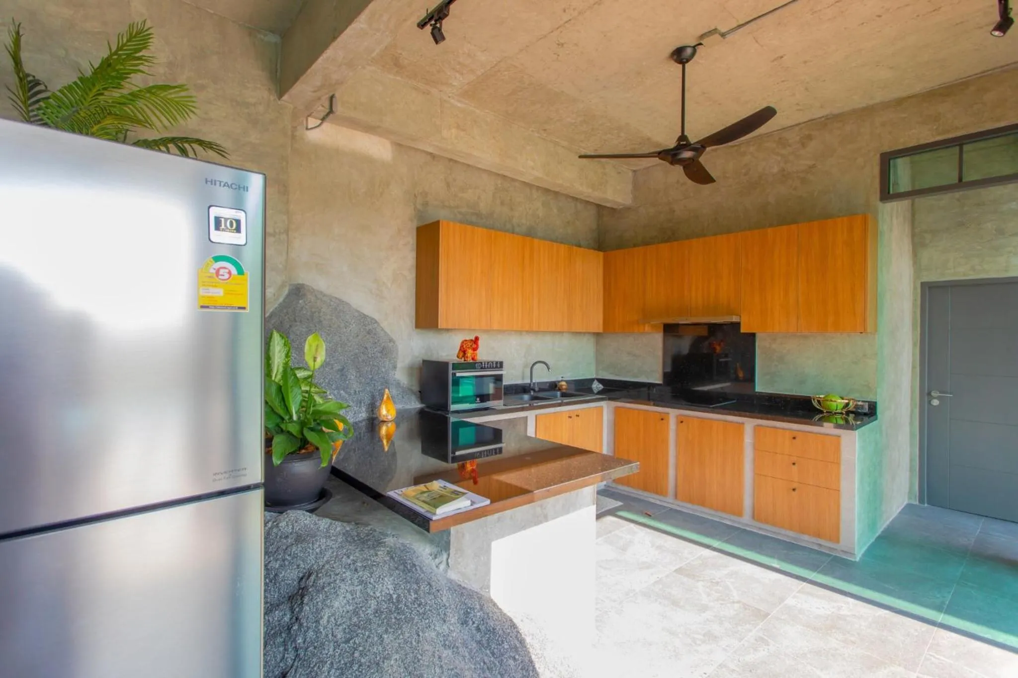 Kitchen or kitchenette in Baan Saint-Tropez Seaview Villas Kata Beach