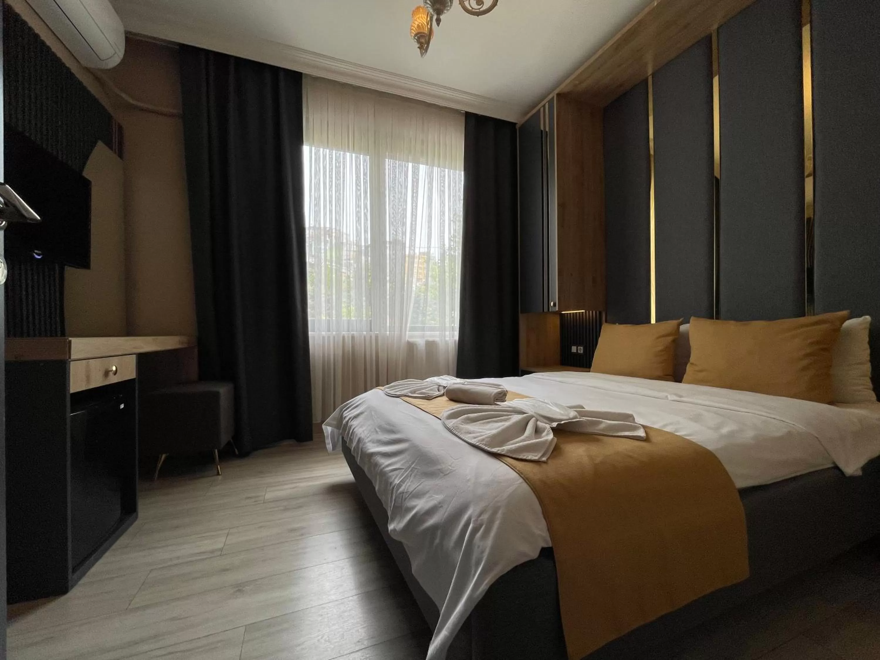 Photo of the whole room, Bed in New Taksim Hotel