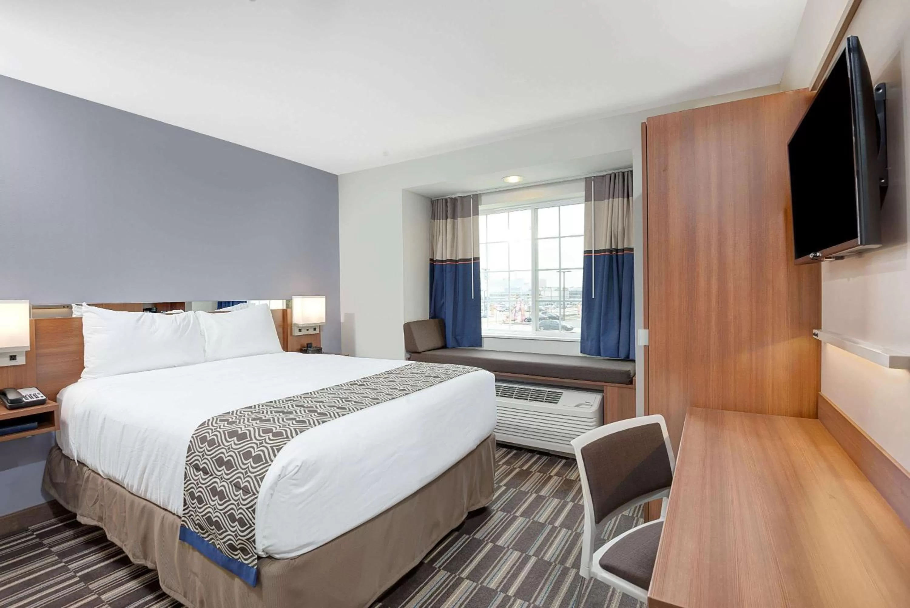 Queen Room - Mobility Access/Non-Smoking in Microtel Inn & Suites by Wyndham Philadelphia Airport Ridley Park
