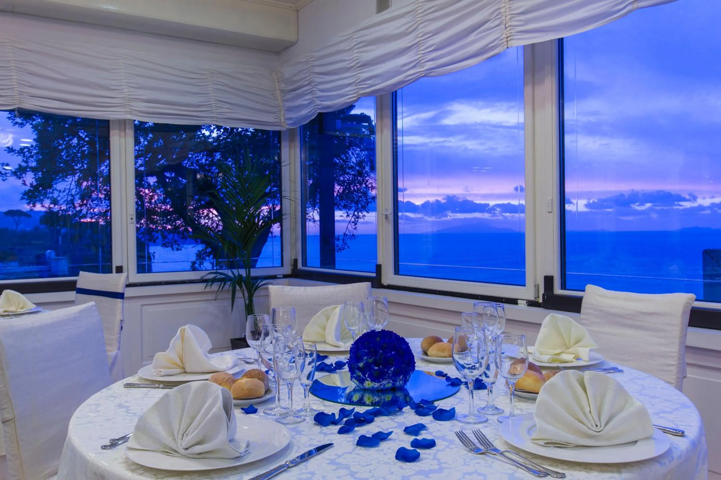 Restaurant/places to eat in HR Hotel & Spa