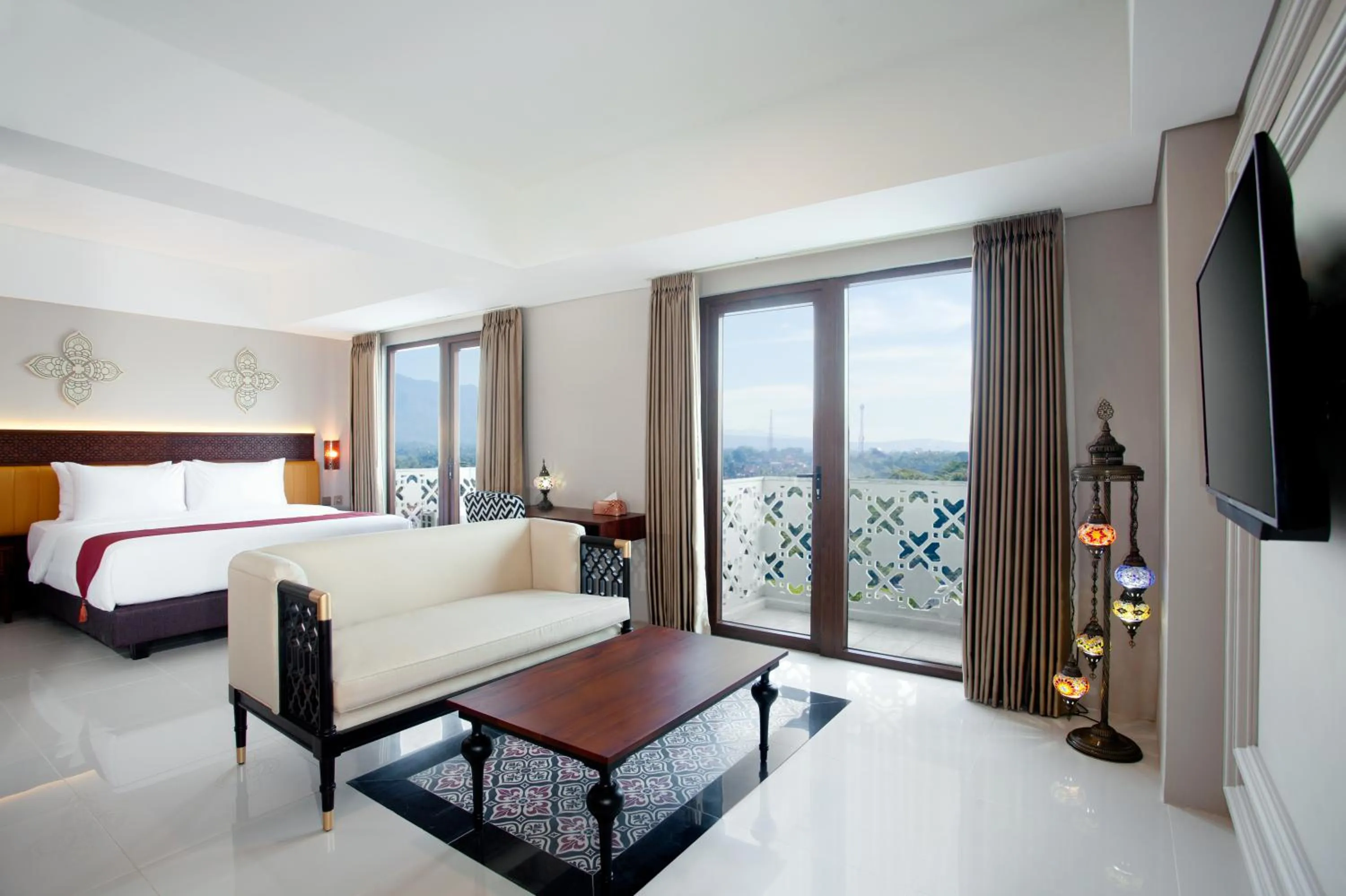 Bedroom, Bed in Alhambra Hotel & Convention, BW Signature Collection