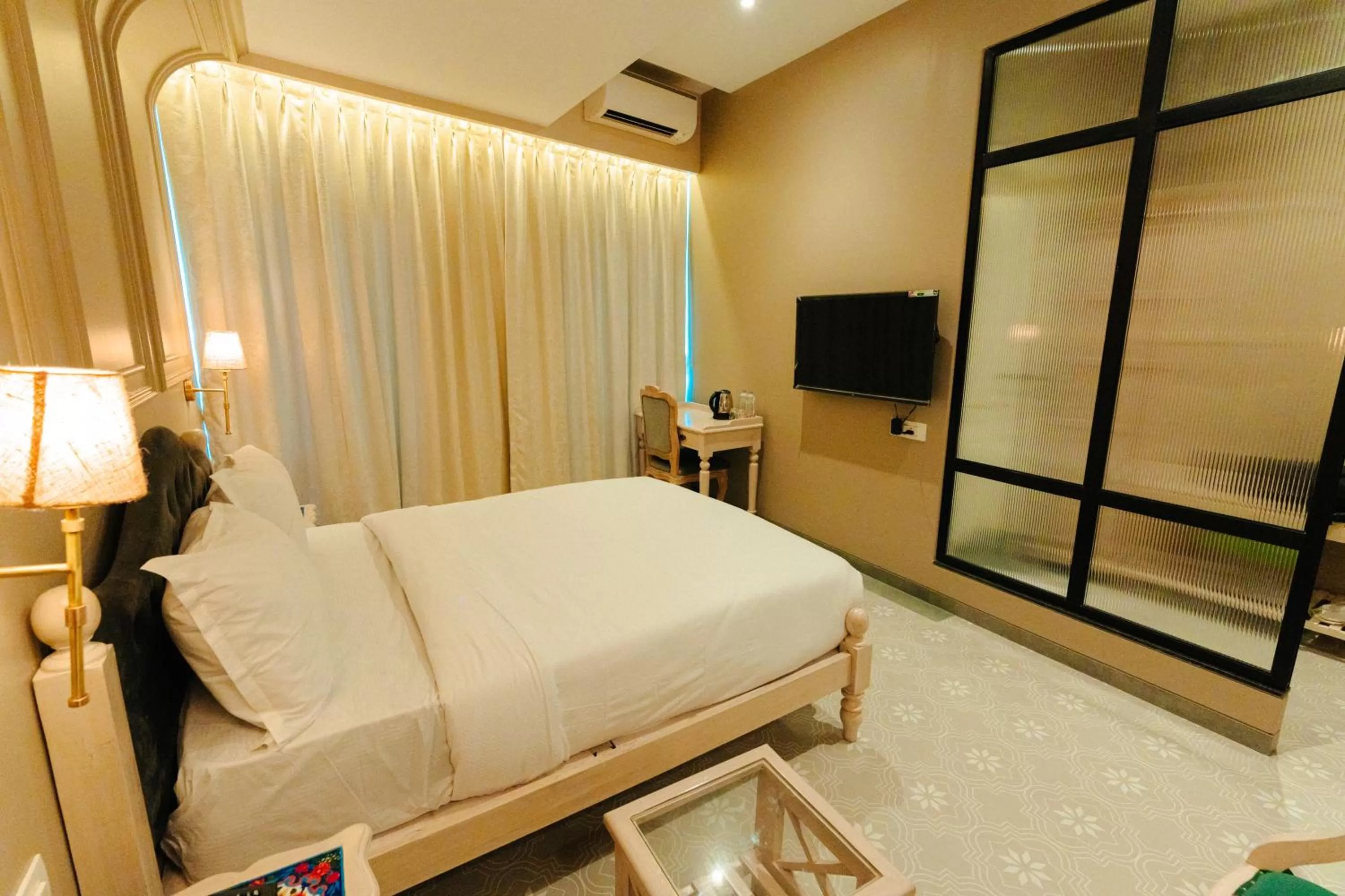 Bed in Arnna Hotel- Goregaon East