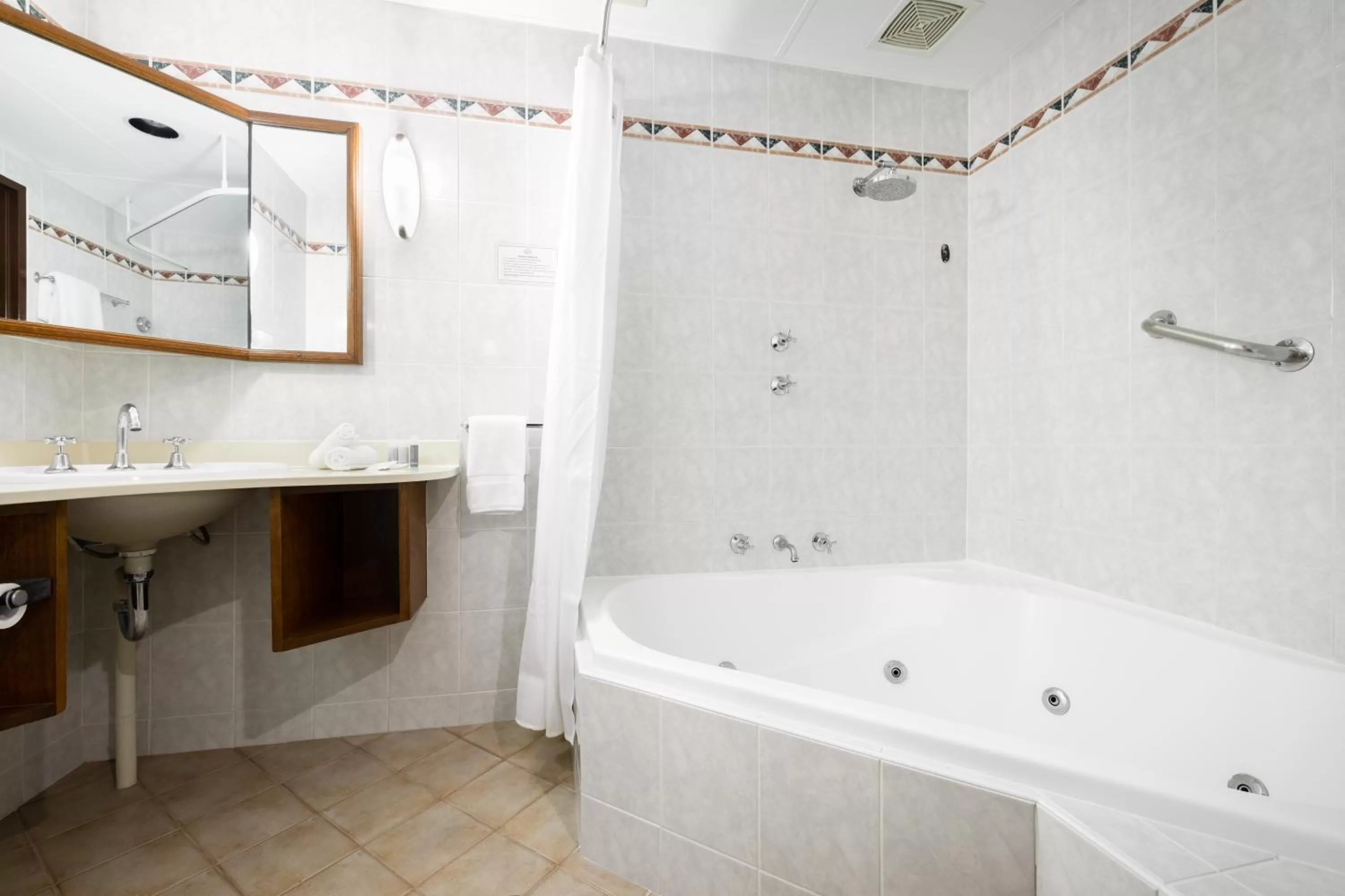 Hot Tub in Adelaide Inn