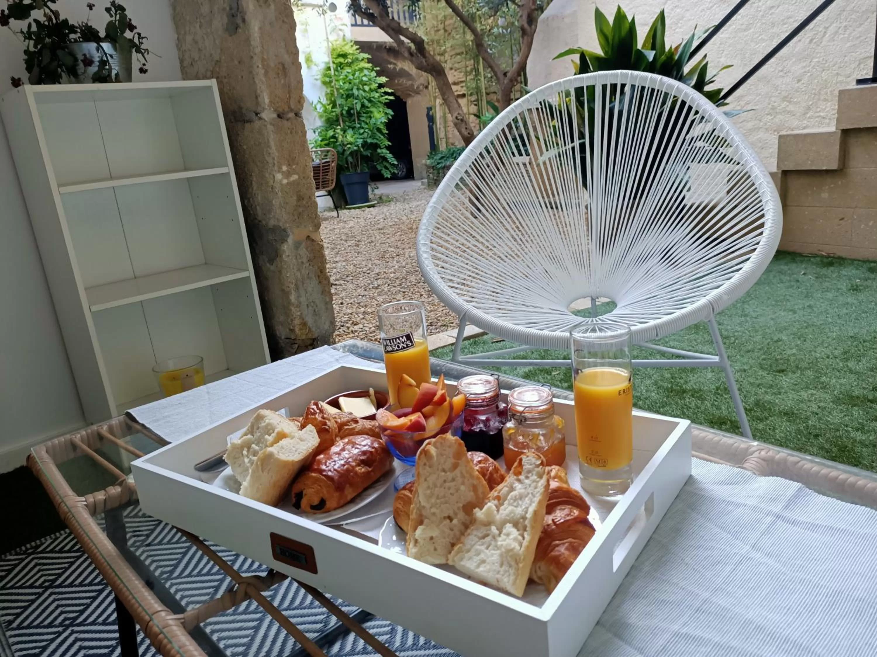 Breakfast in La Cachette