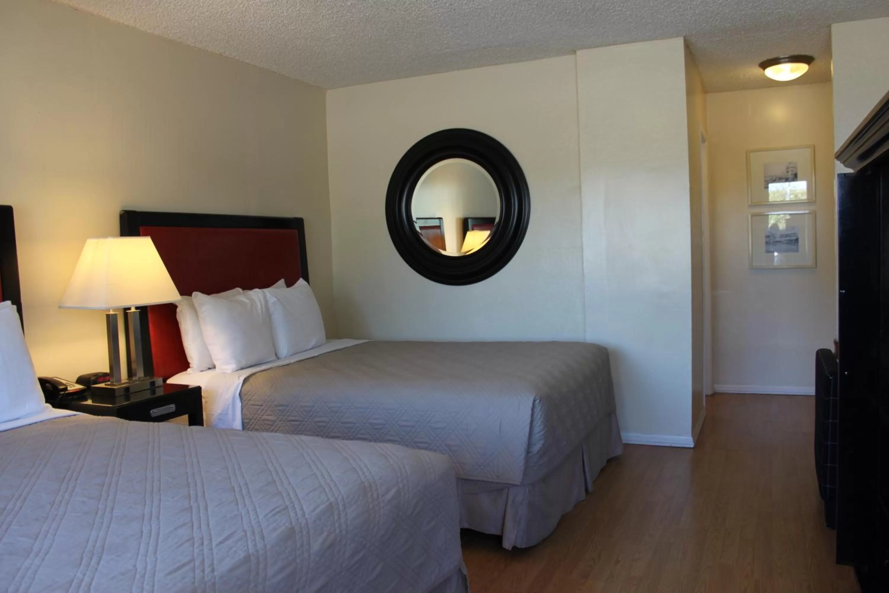Photo of the whole room, Bed in Budget Inn