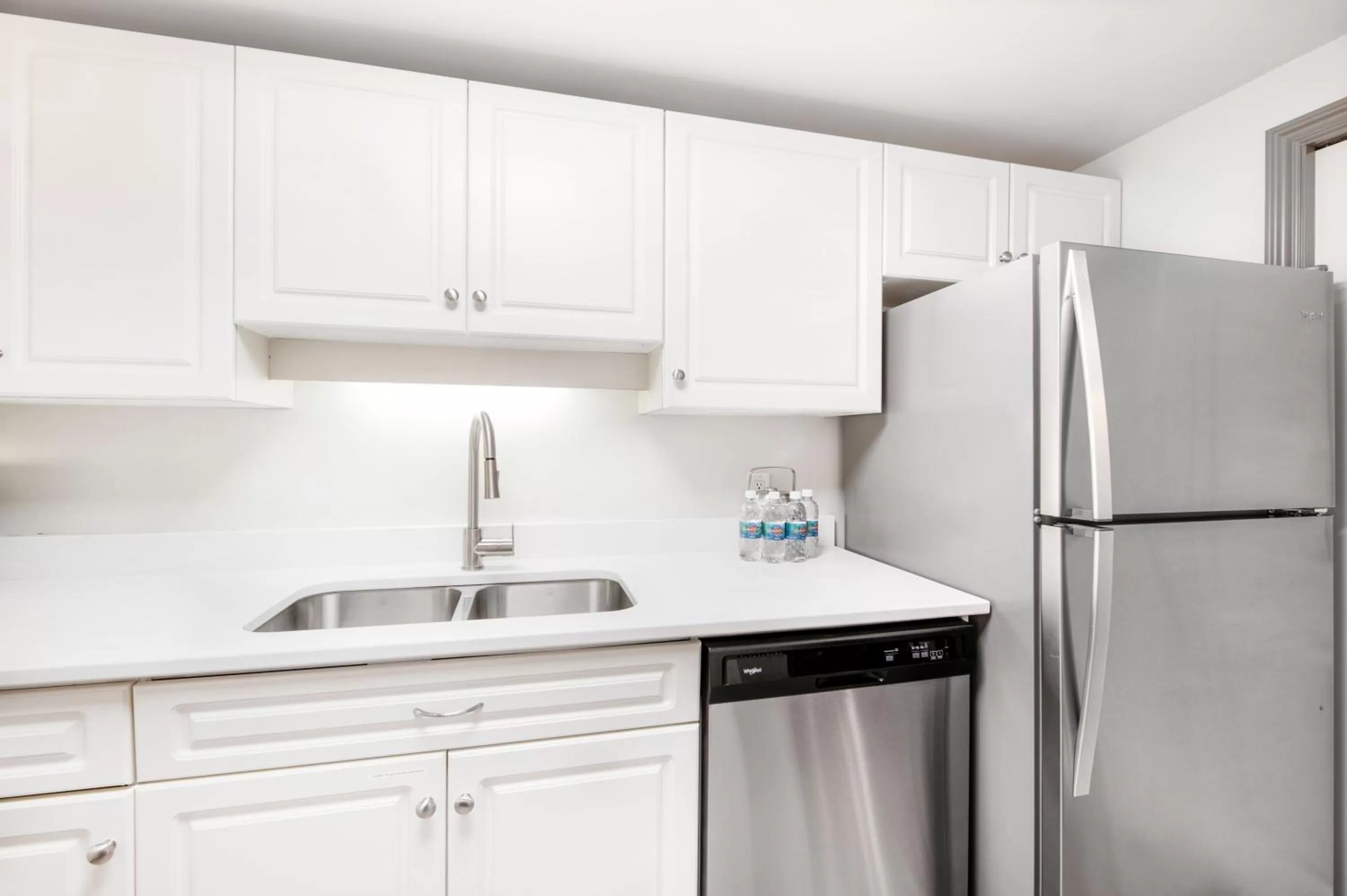 Kitchen or kitchenette in Victoria Regent Waterfront Hotel & Suites