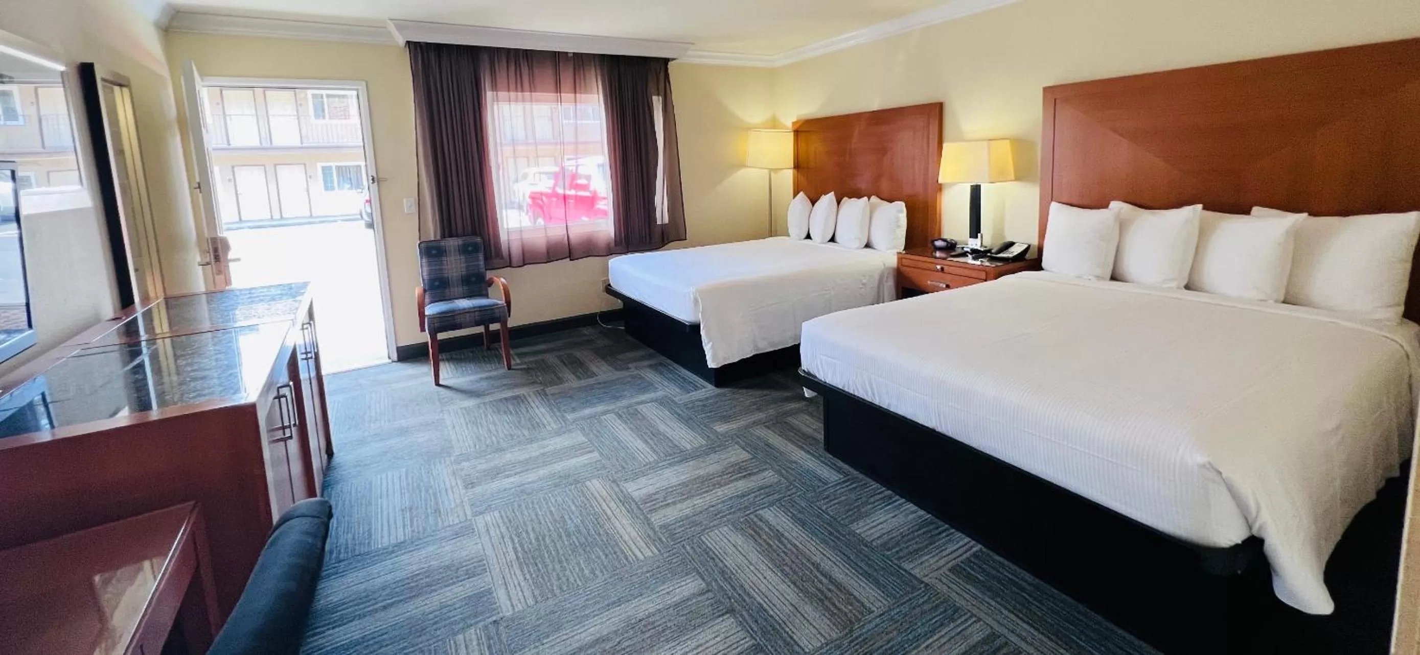 Photo of the whole room, Bed in Inn at San Luis Obispo