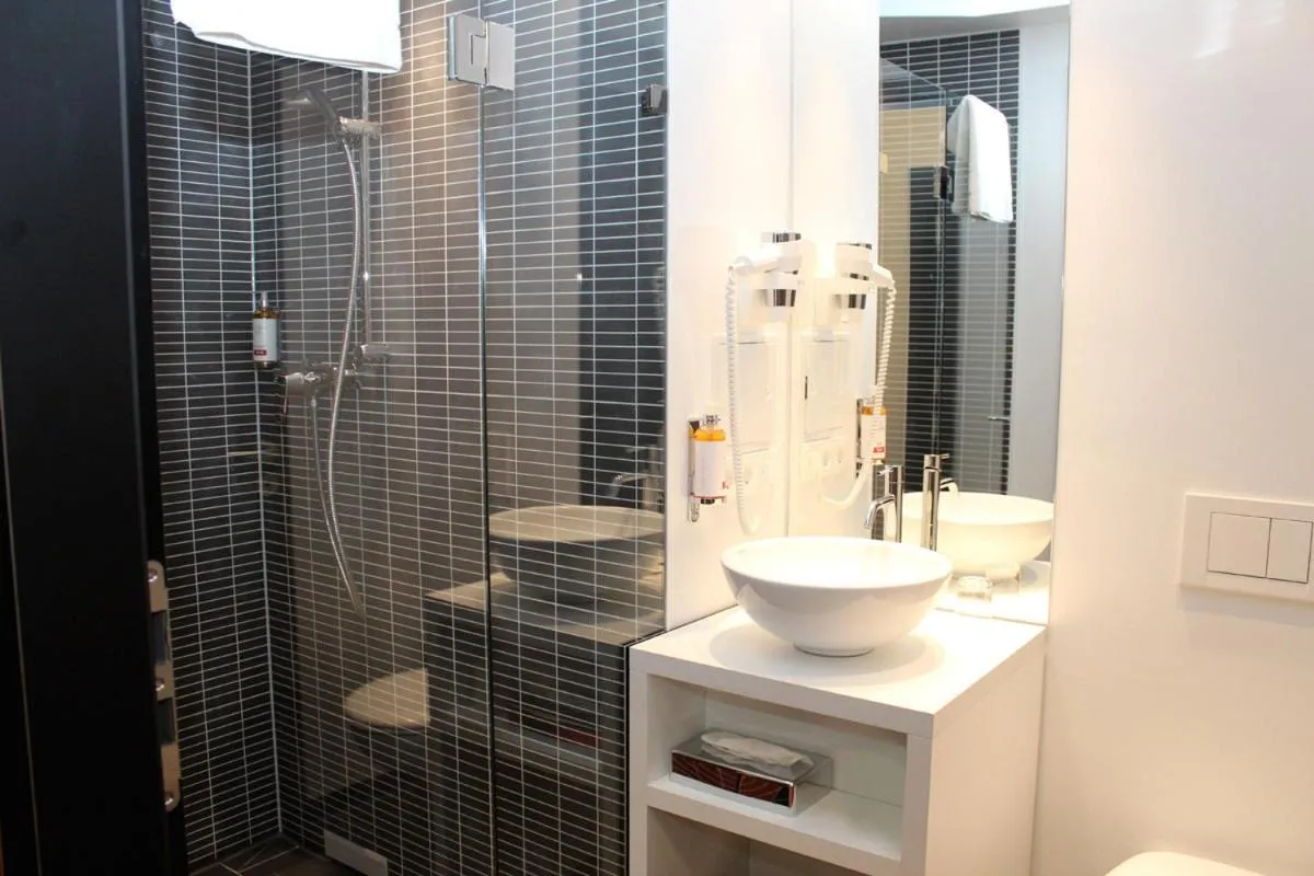 Bathroom in enso Hotel