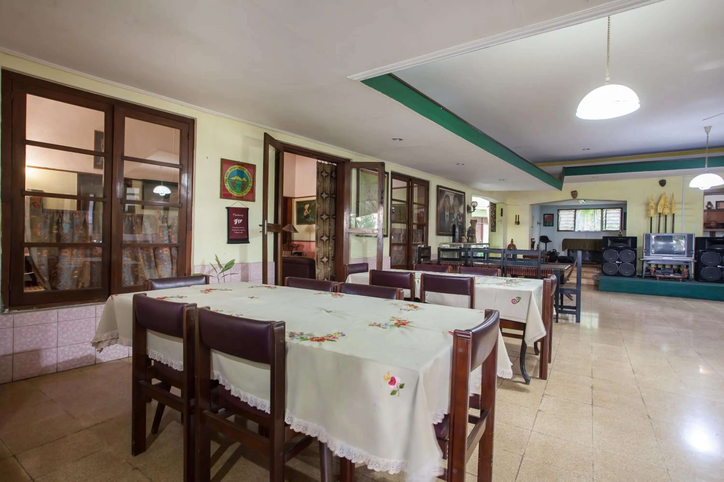 Restaurant/places to eat in RedDoorz near Balai Kota Malang