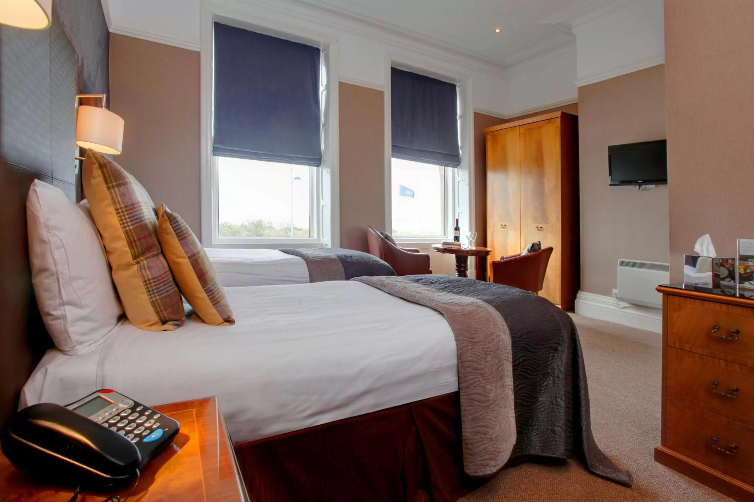 Photo of the whole room, Bed in Glendower Hotel BW Signature Collection